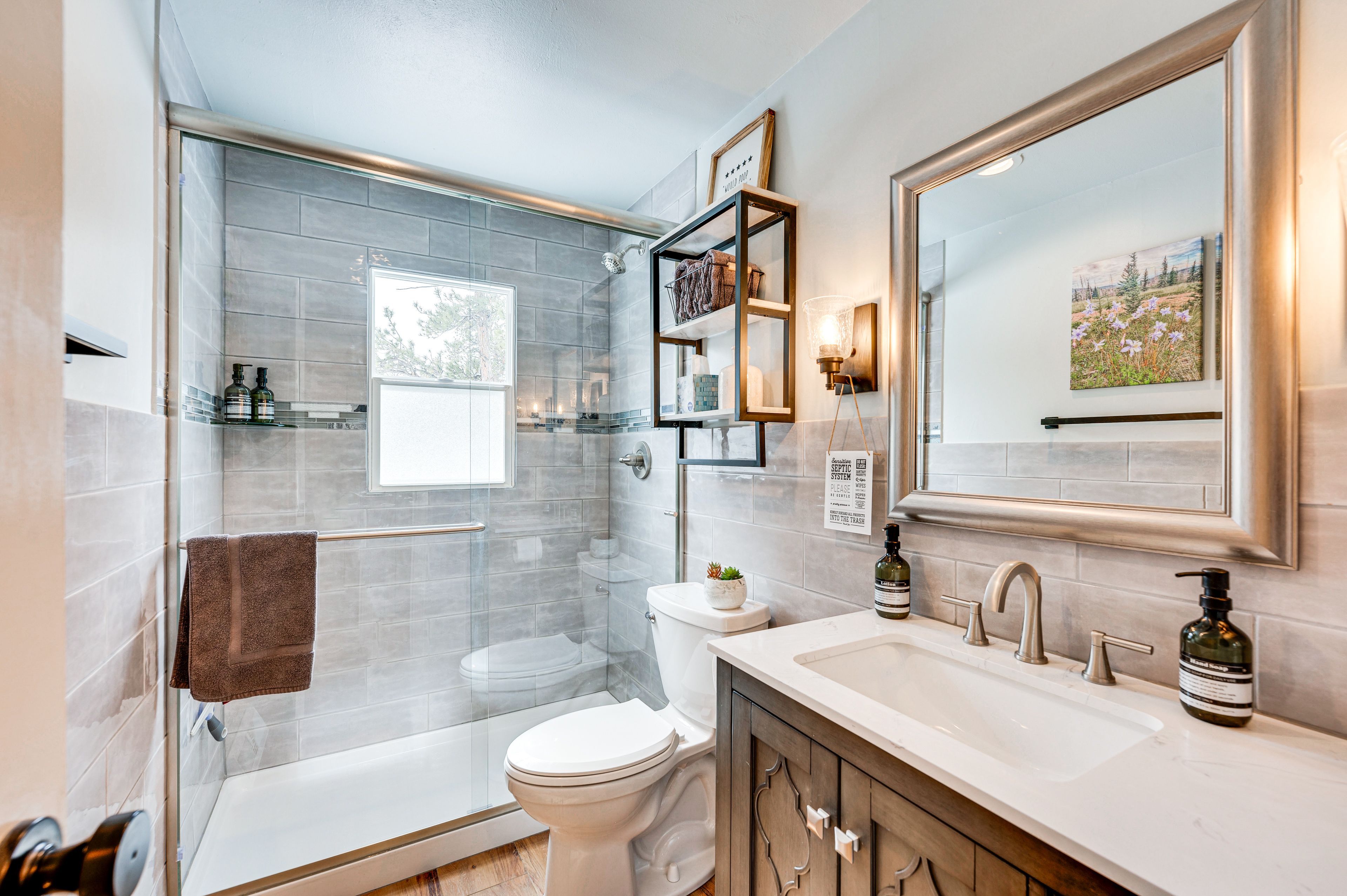 Full Bathroom | 1st Floor | Towels Provided