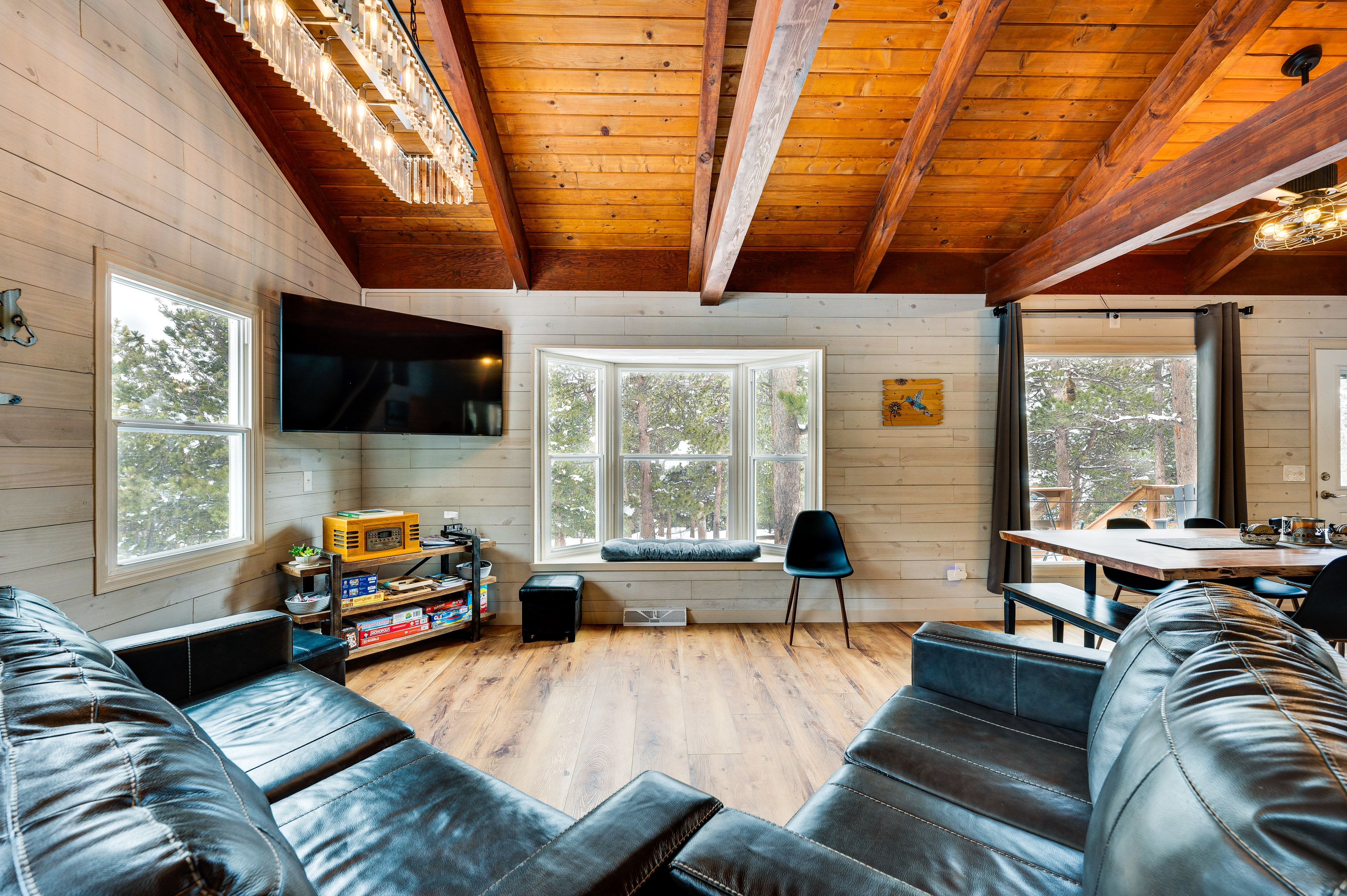 Living Room | 1st Floor | Queen Sleeper Sofa | Smart TV | Free WiFi