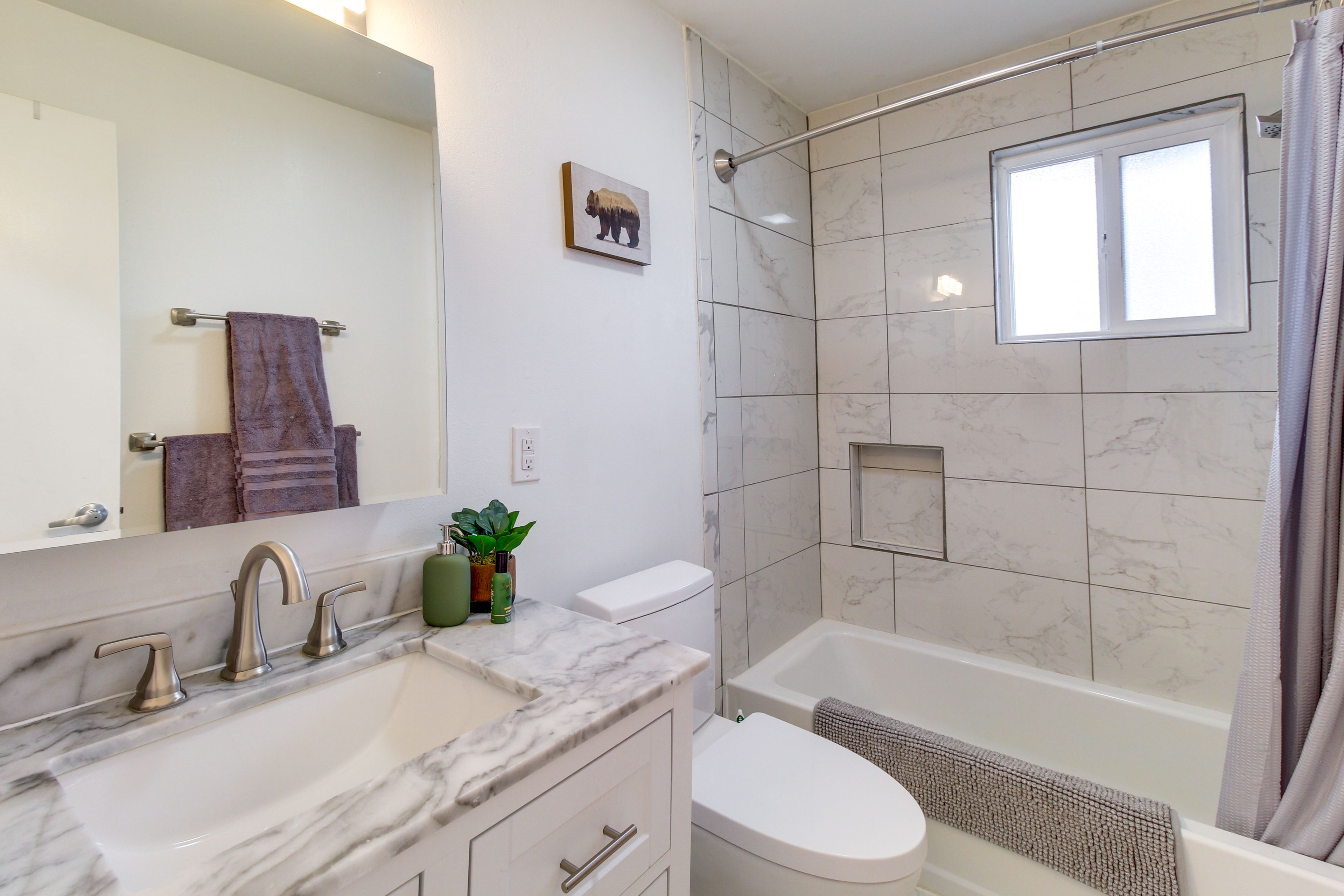Full Bathroom | Complimentary Toiletries