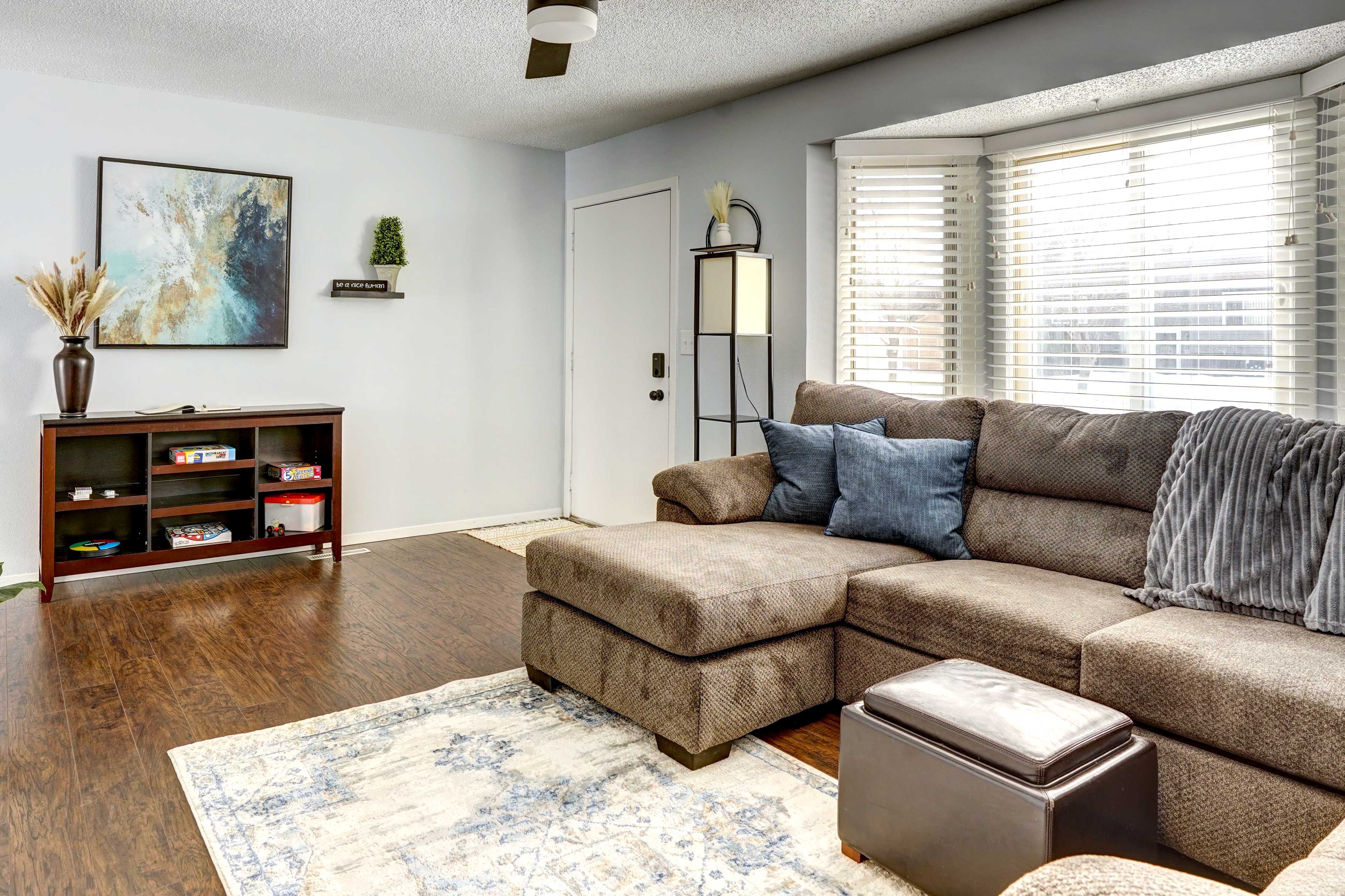 Living Room | Smart TV | Board Games
