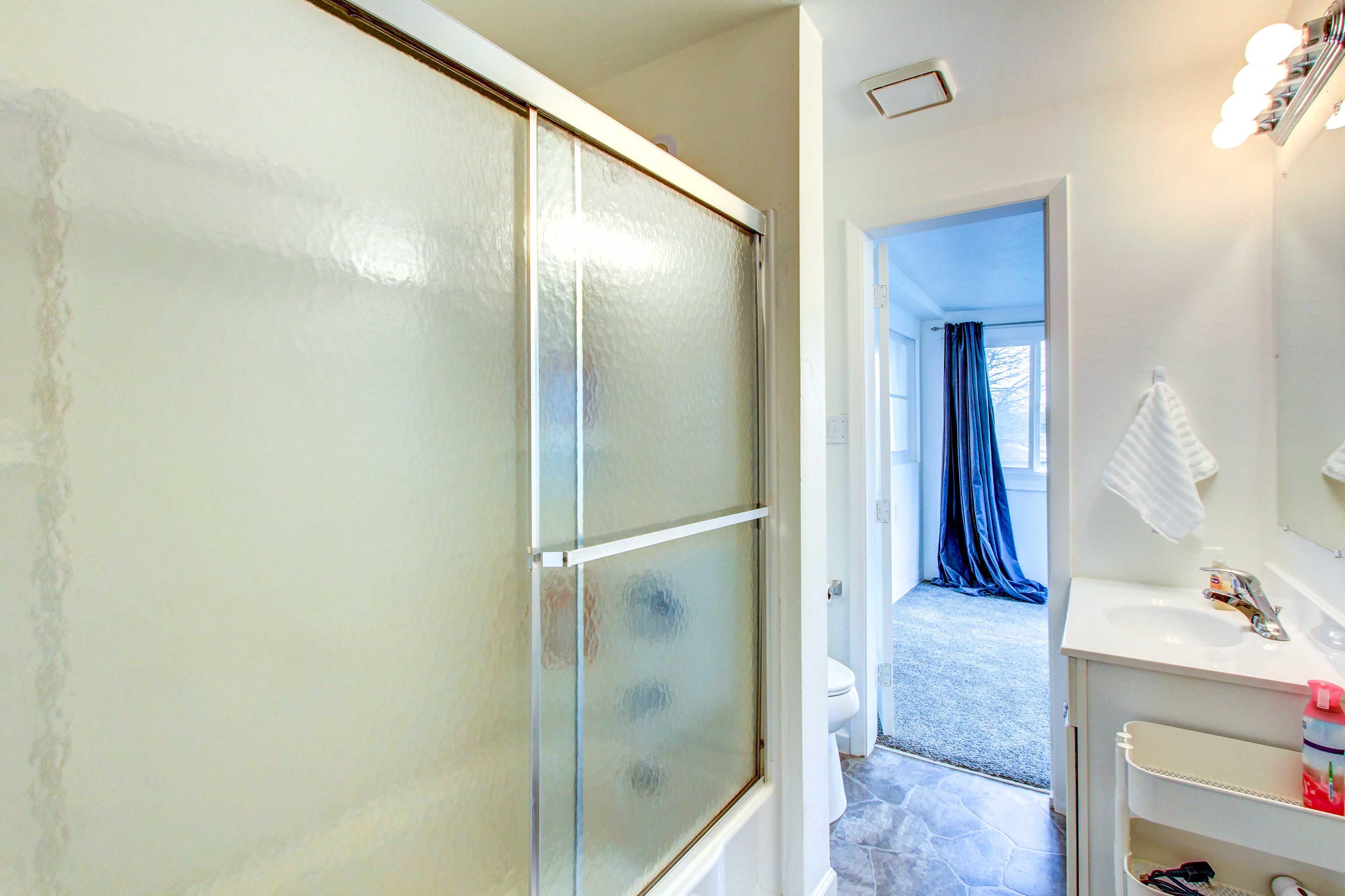 Full Bathroom | 1st Floor | Complimentary Toiletries | Towels Provided