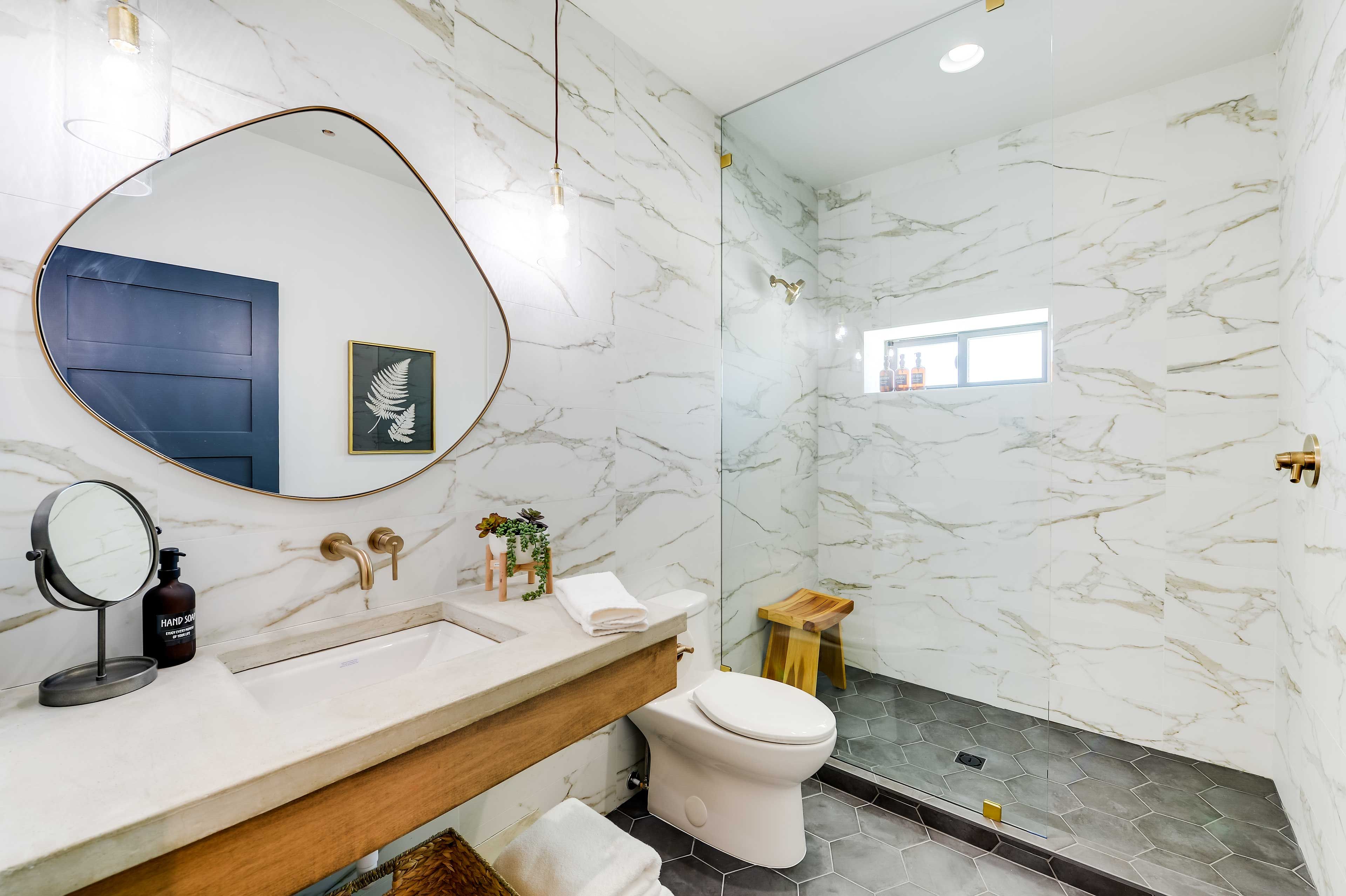 Full Bathroom | Towels Provided | Complimentary Toiletries