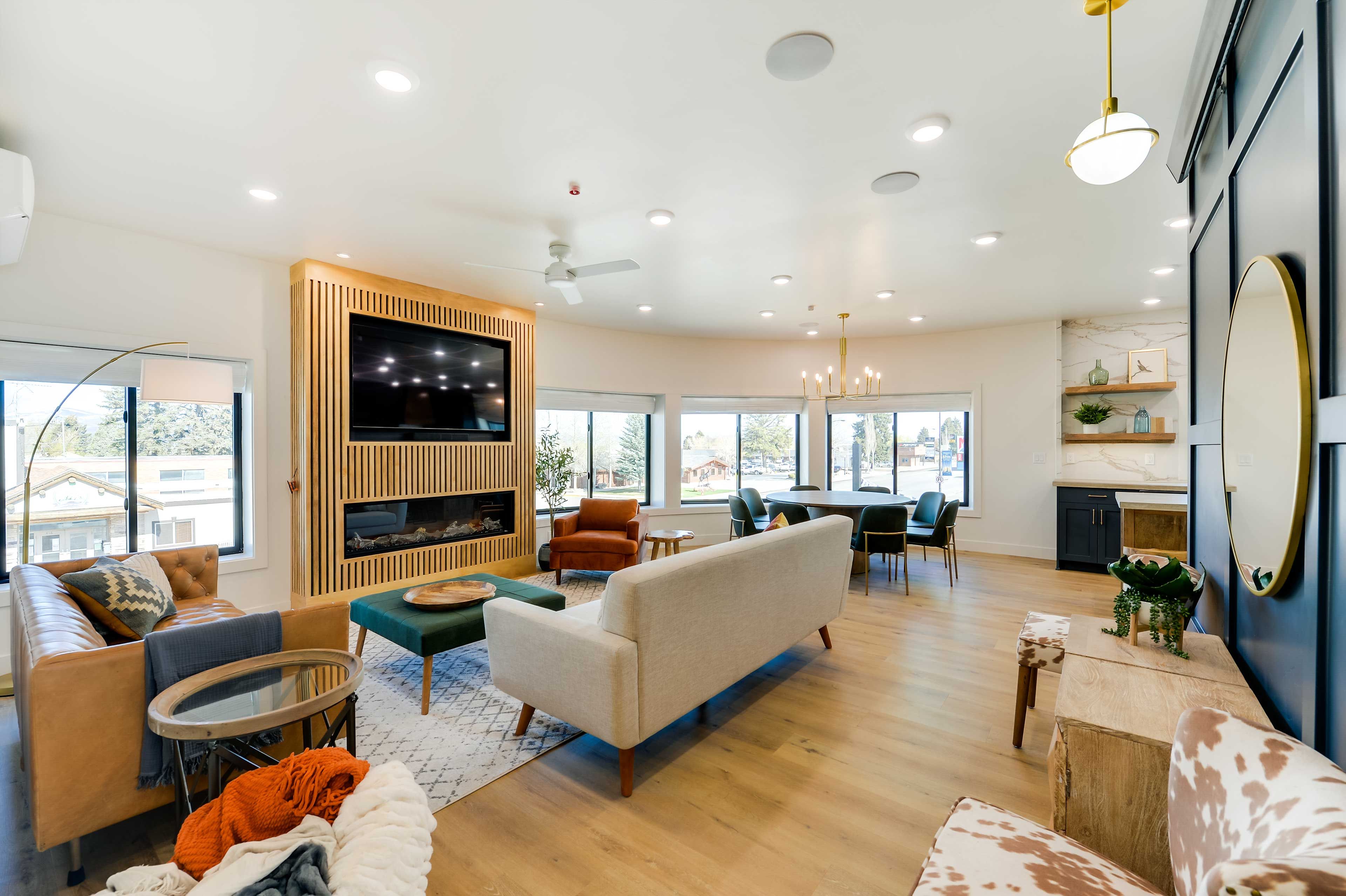 Living Room | Free WiFi | Smart TV | Electric Fireplace | Central A/C