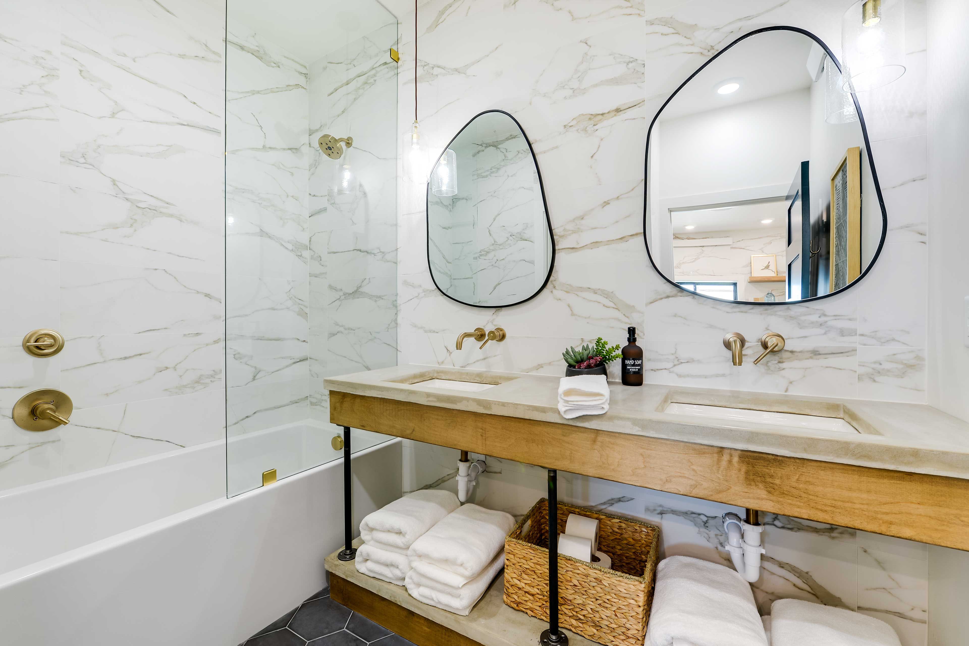 Full Bathroom | Shower/Tub Combo