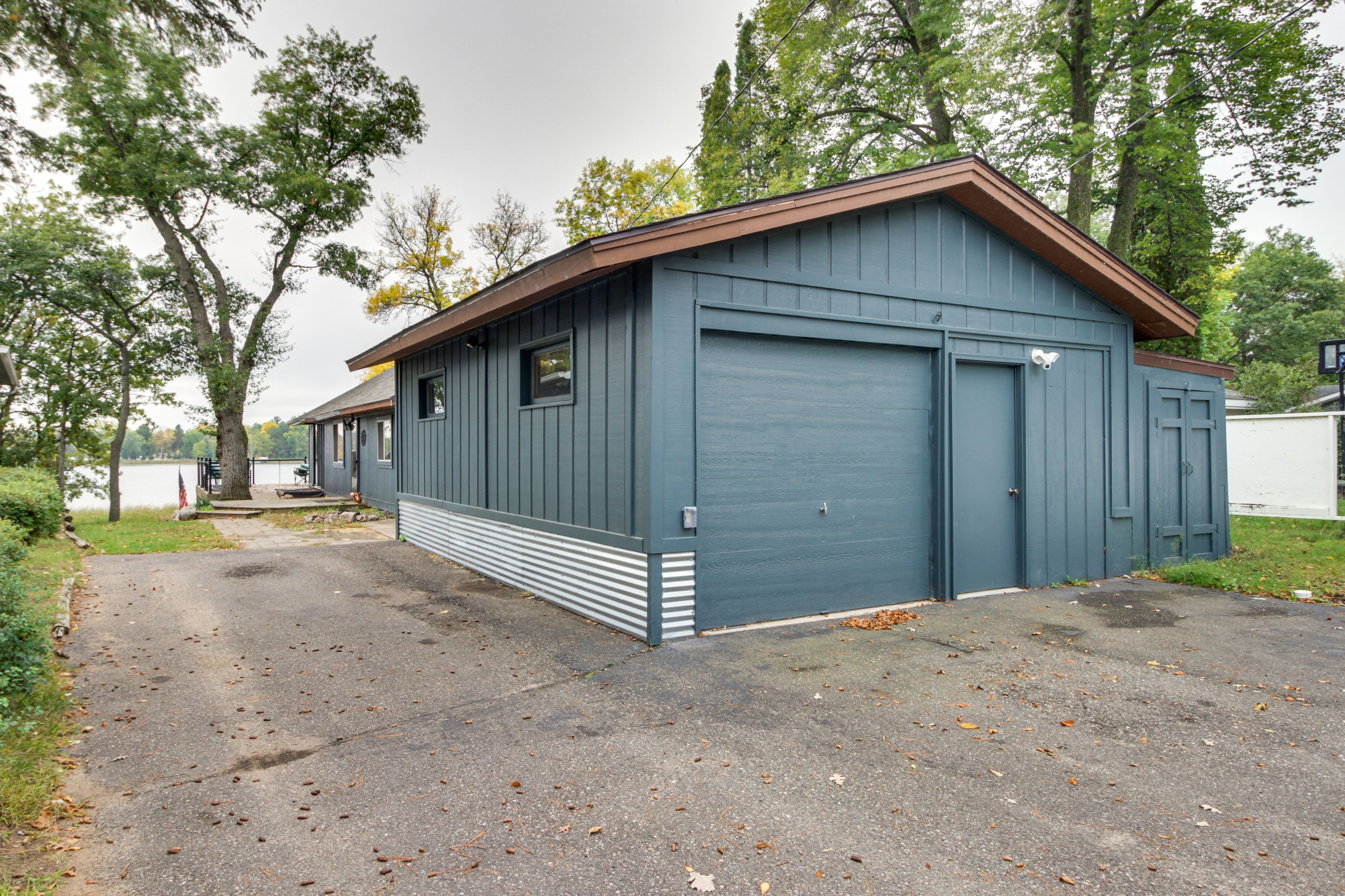 Parking | Garage (1 Vehicle) | Driveway (5 Vehicles) | Free Street Parking