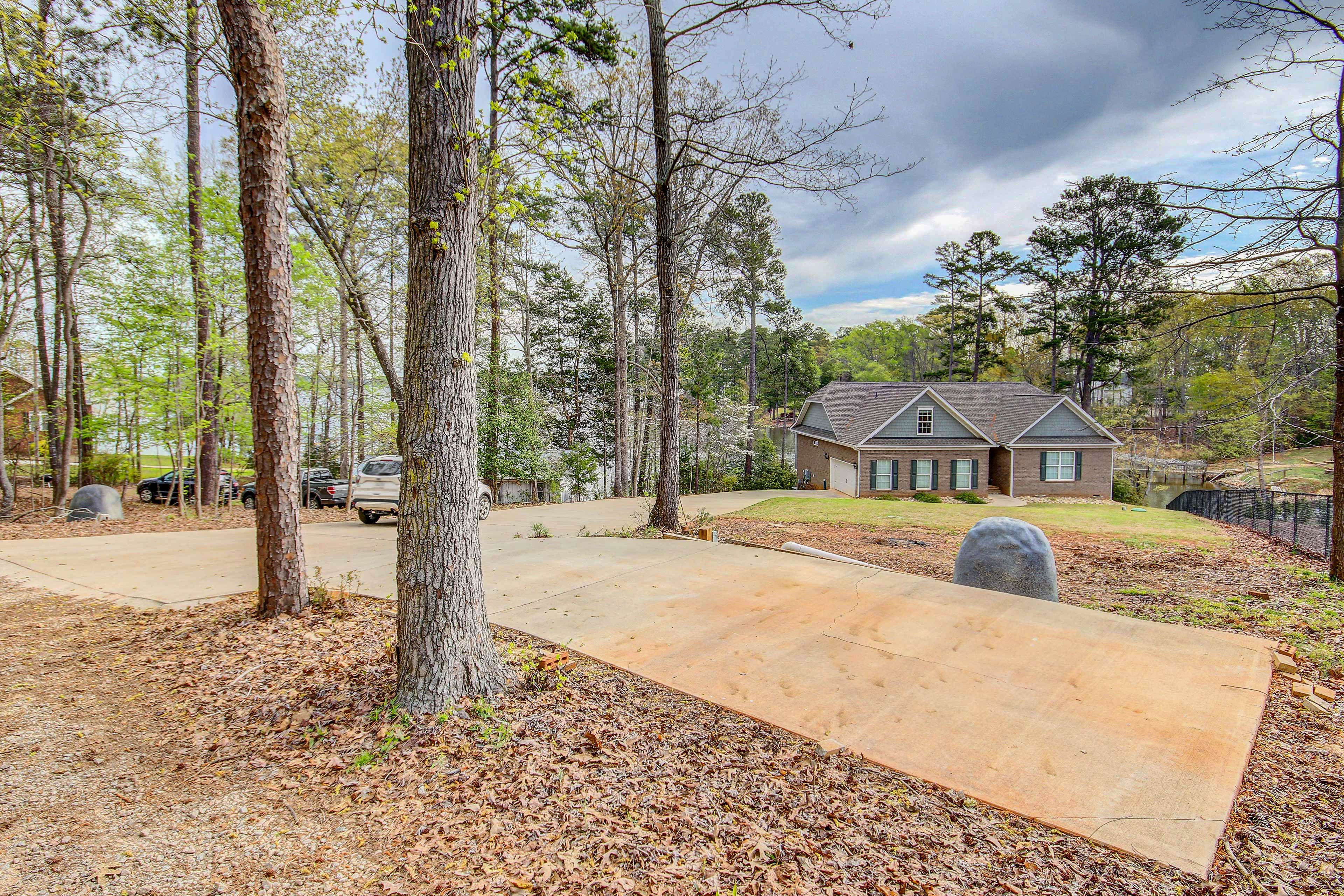 Parking | Driveway (6 Vehicles) | RV/Trailer Parking On-Site