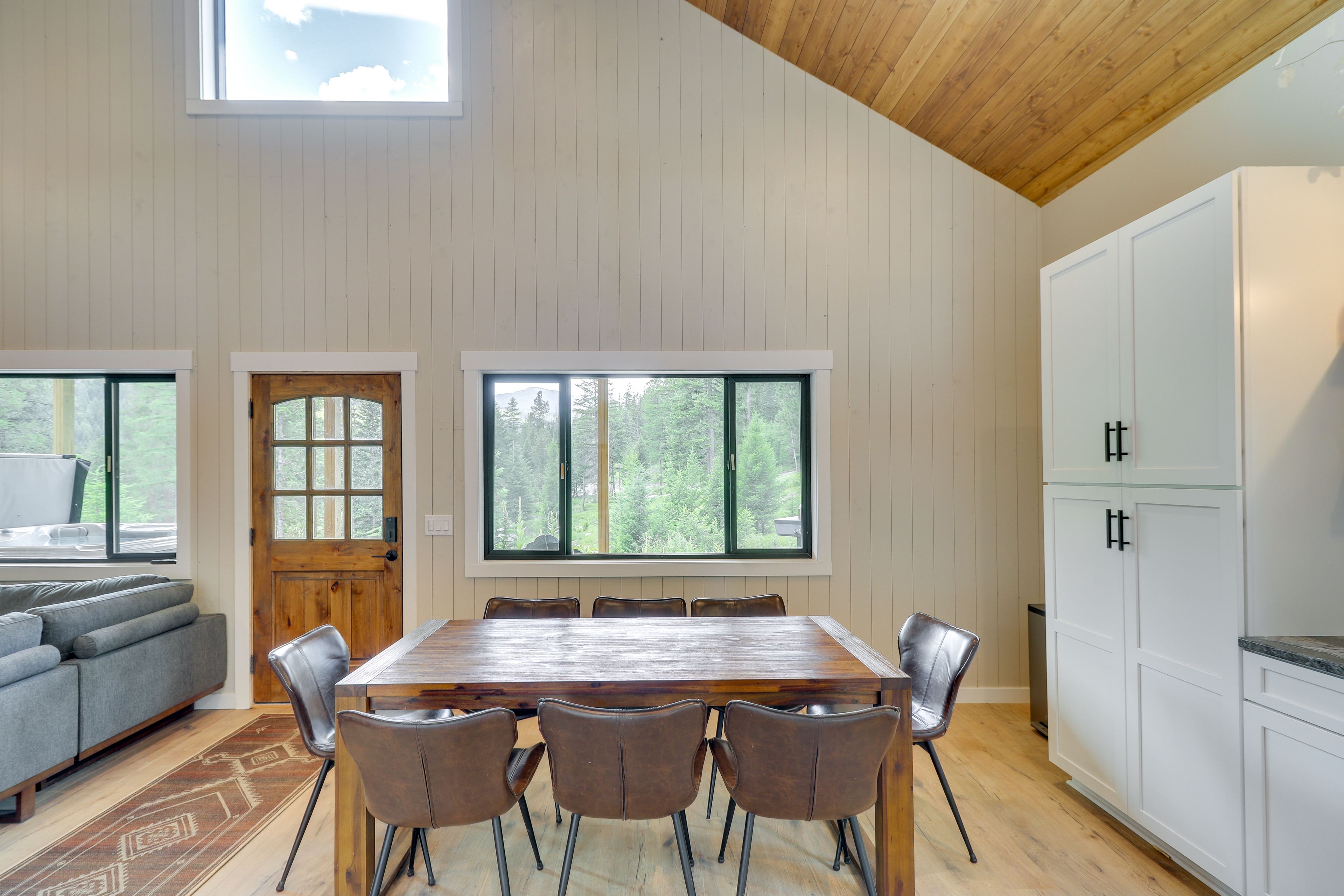 Dining Area | Dishware & Flatware Provided