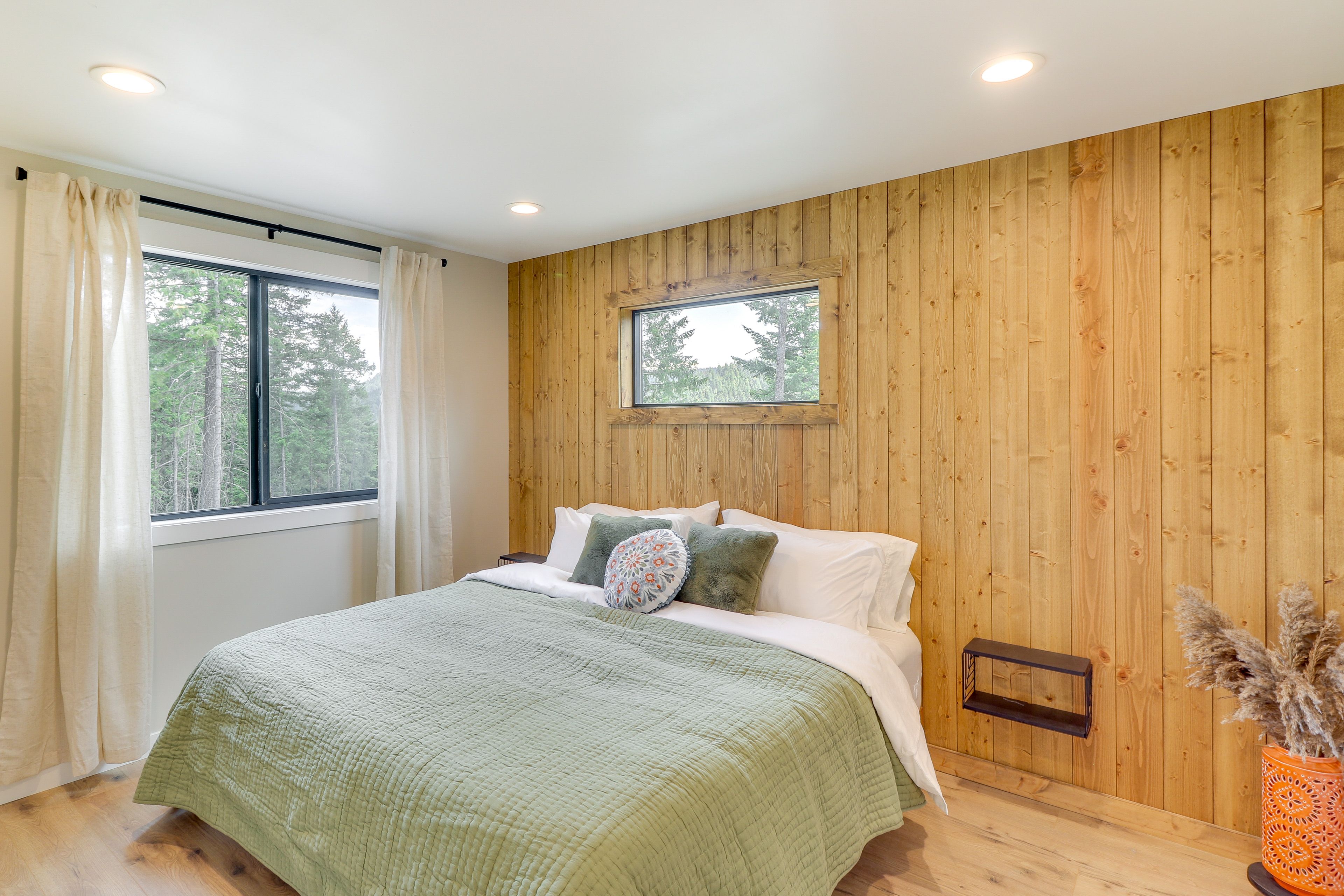 Bedroom 2 | King Bed | 1st Floor