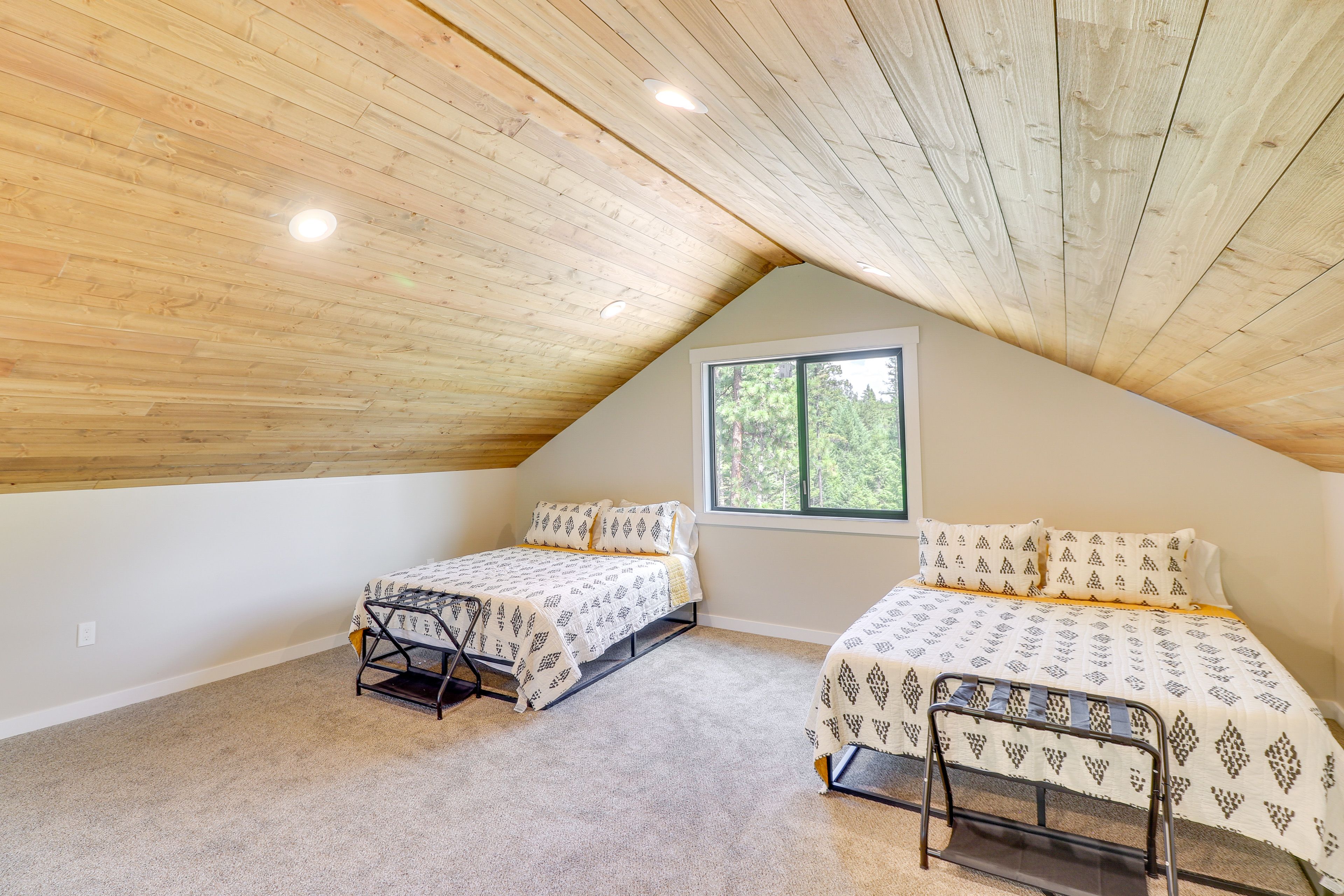 Loft | 2 Queen Beds | Top Floor