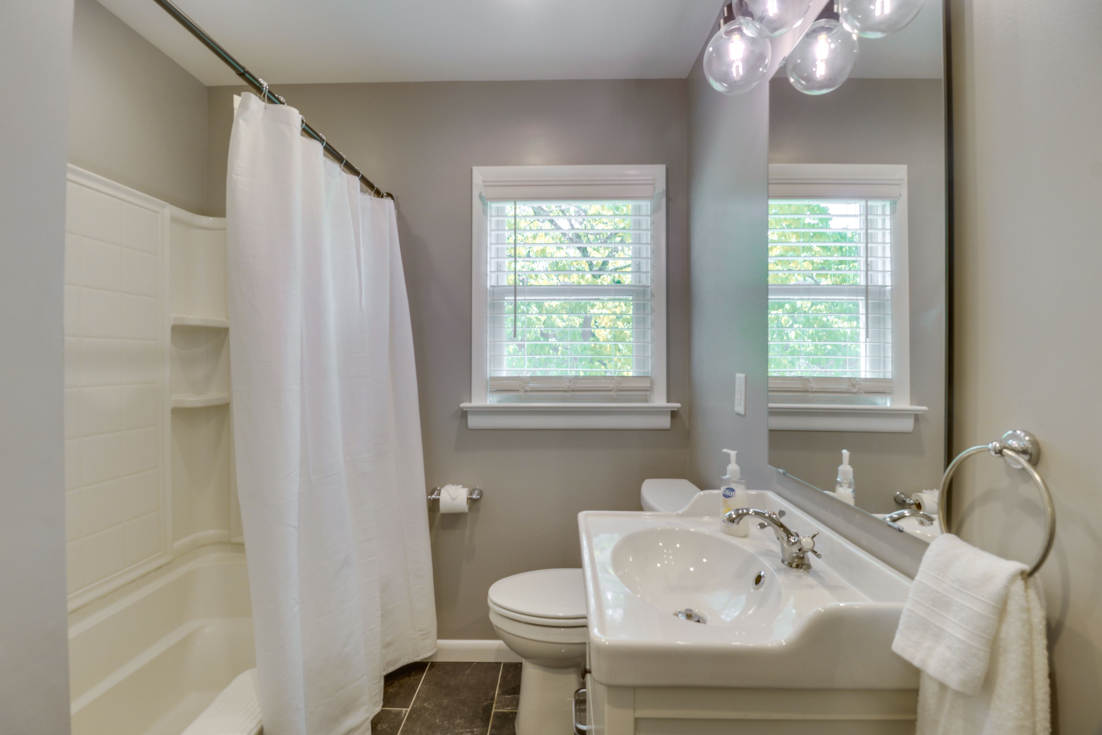 Full Bathroom | Towels Provided | Hair Dryer