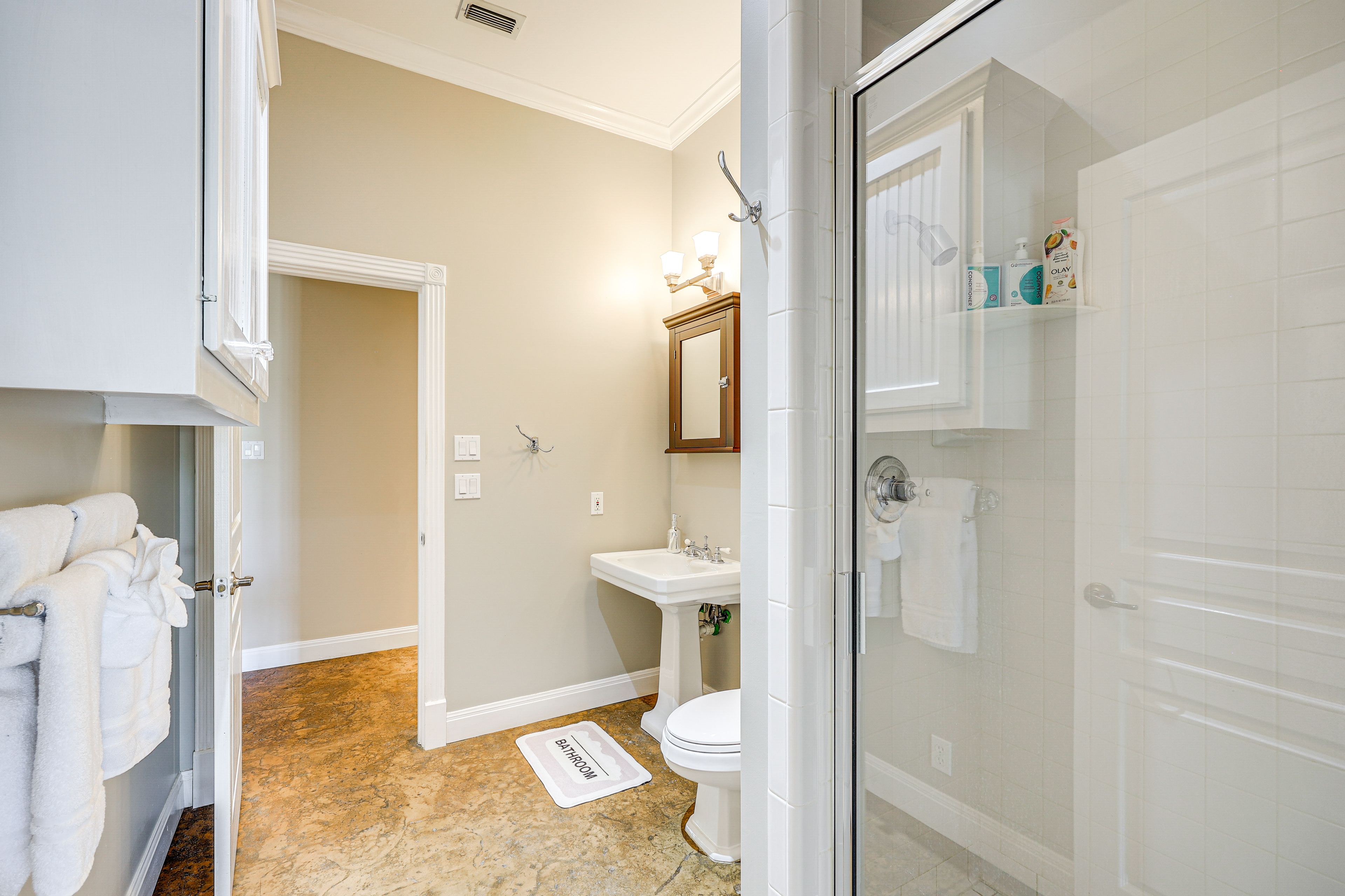 Full Bathroom | 1st Floor | Complimentary Toiletries