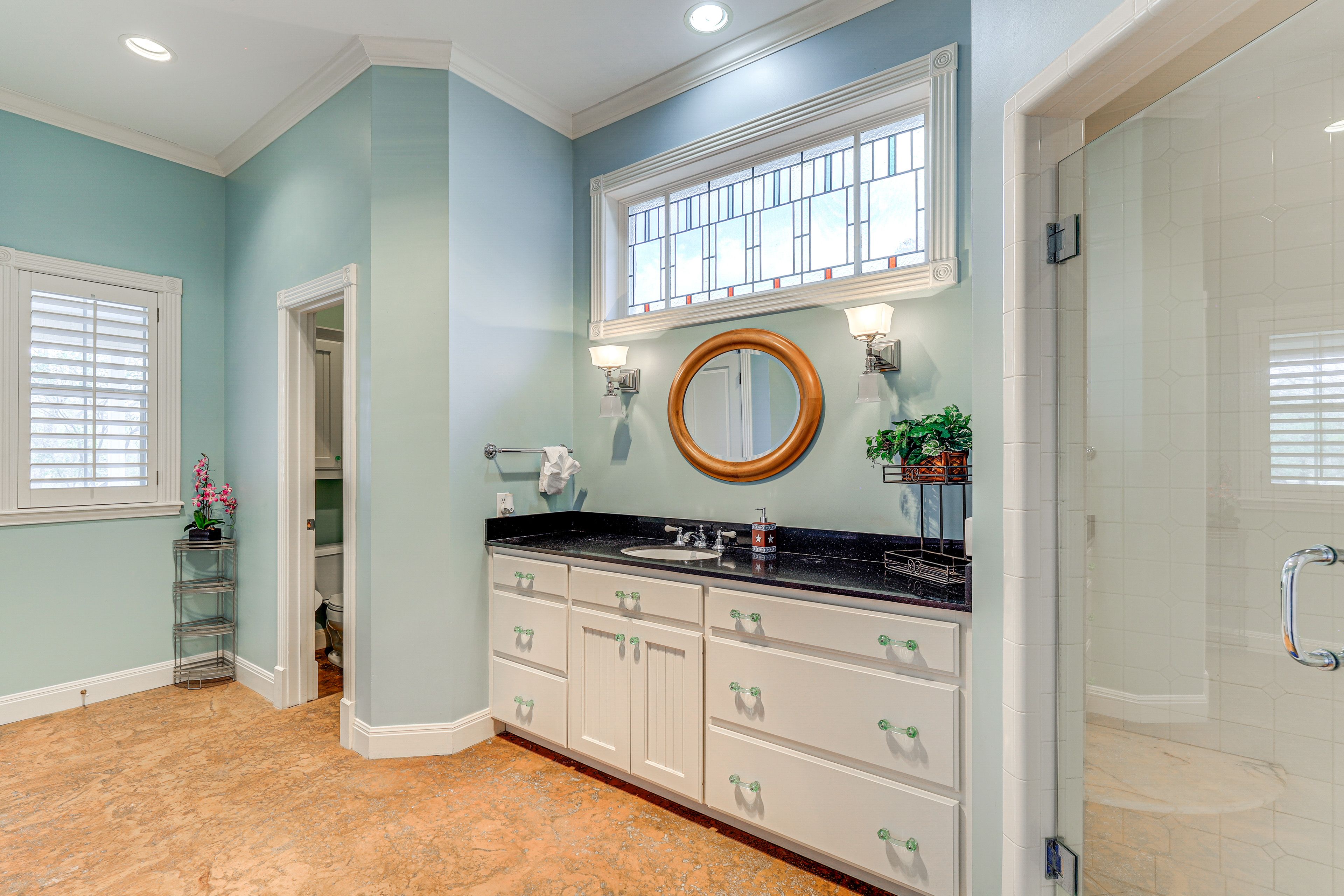 Full Bathroom | 1st Floor | Towels Provided