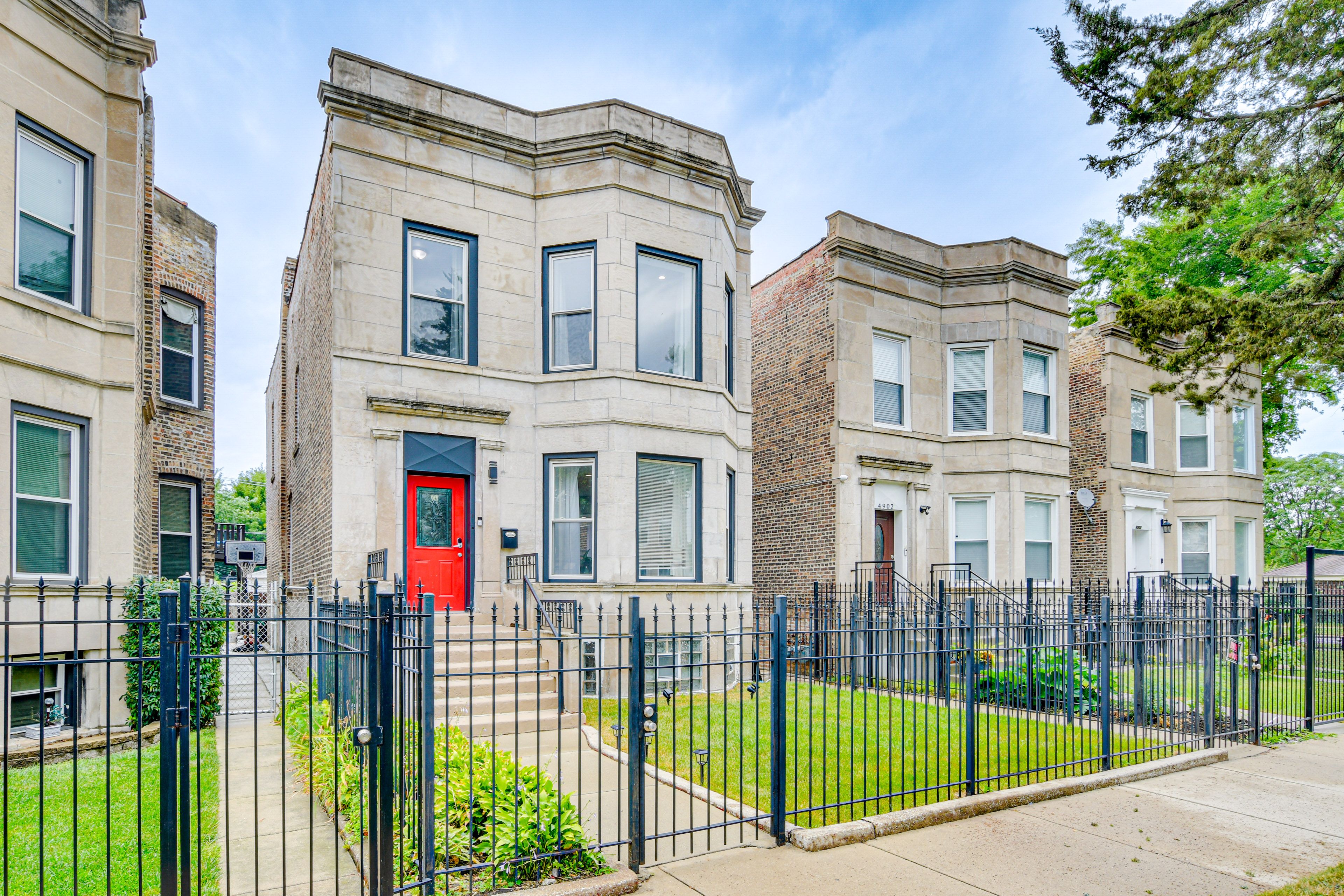 Chicago Vacation Rental | 3BR | 1BA | 1,100 Sq Ft | Stairs Required