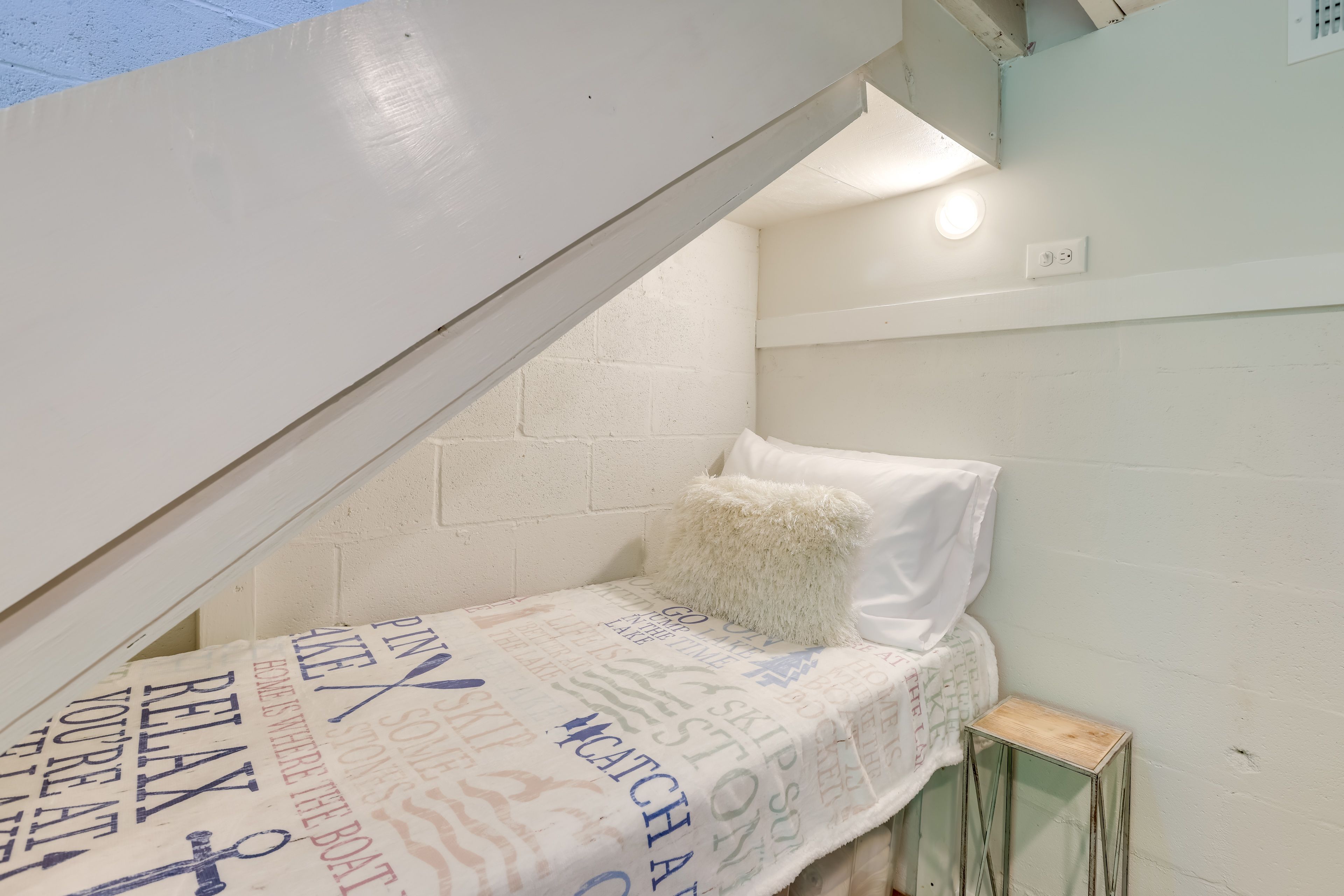 Basement Sleeping Nook | Twin Bed