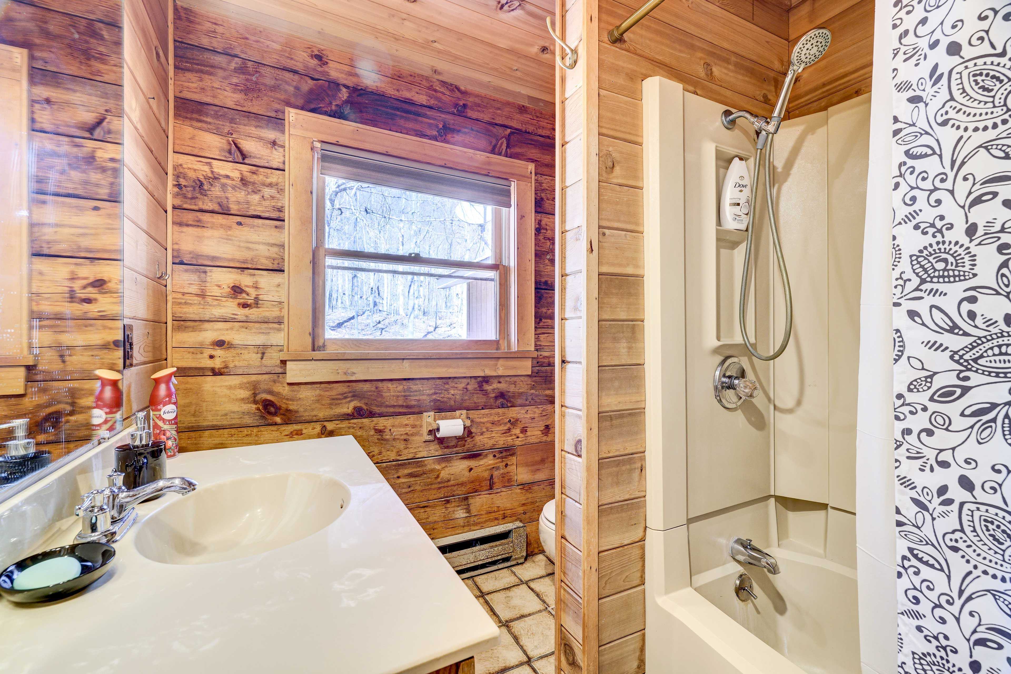 Full Bathroom | Towels Provided | Complimentary Toiletries