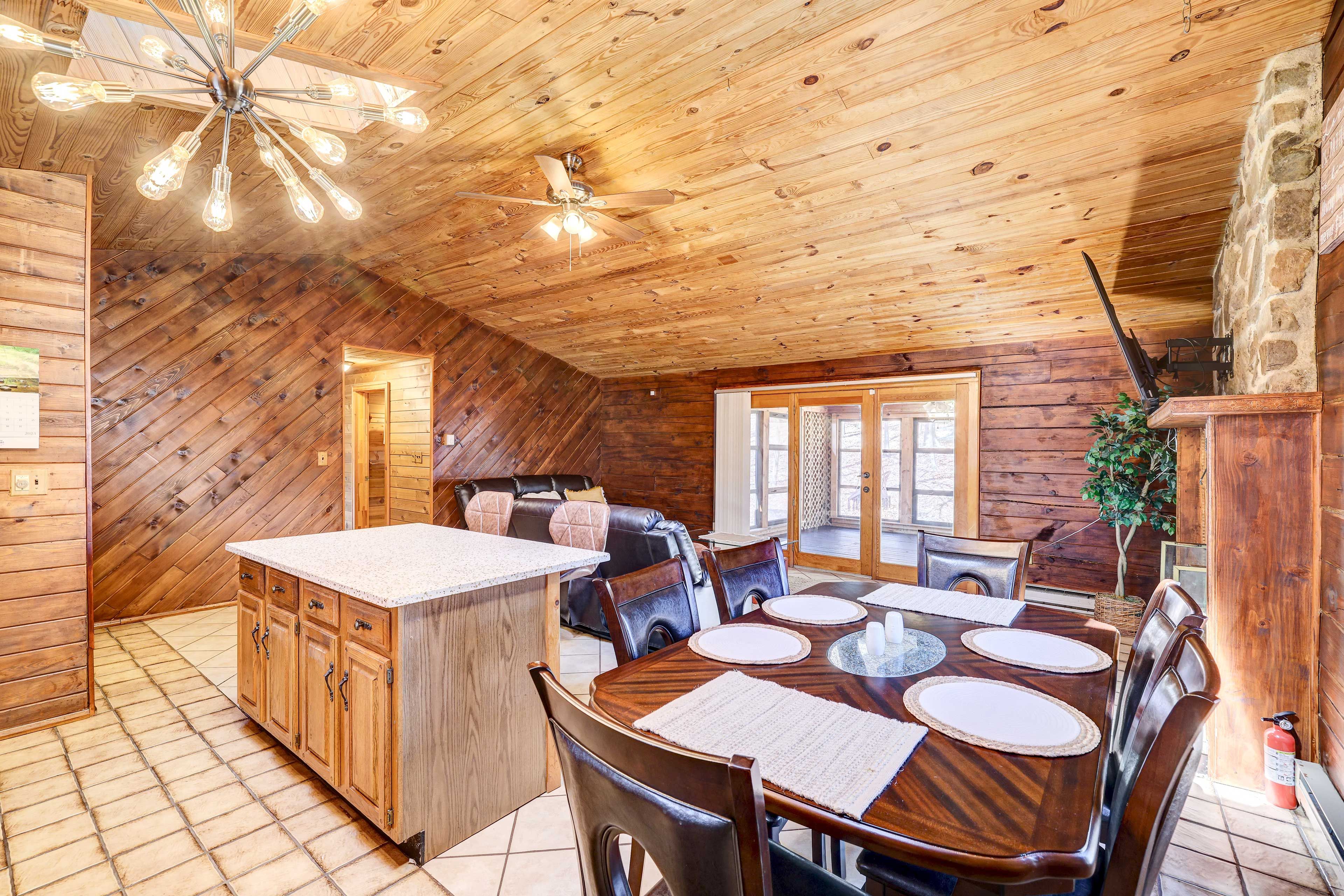 Dining Area | Dishware/Flatware Provided