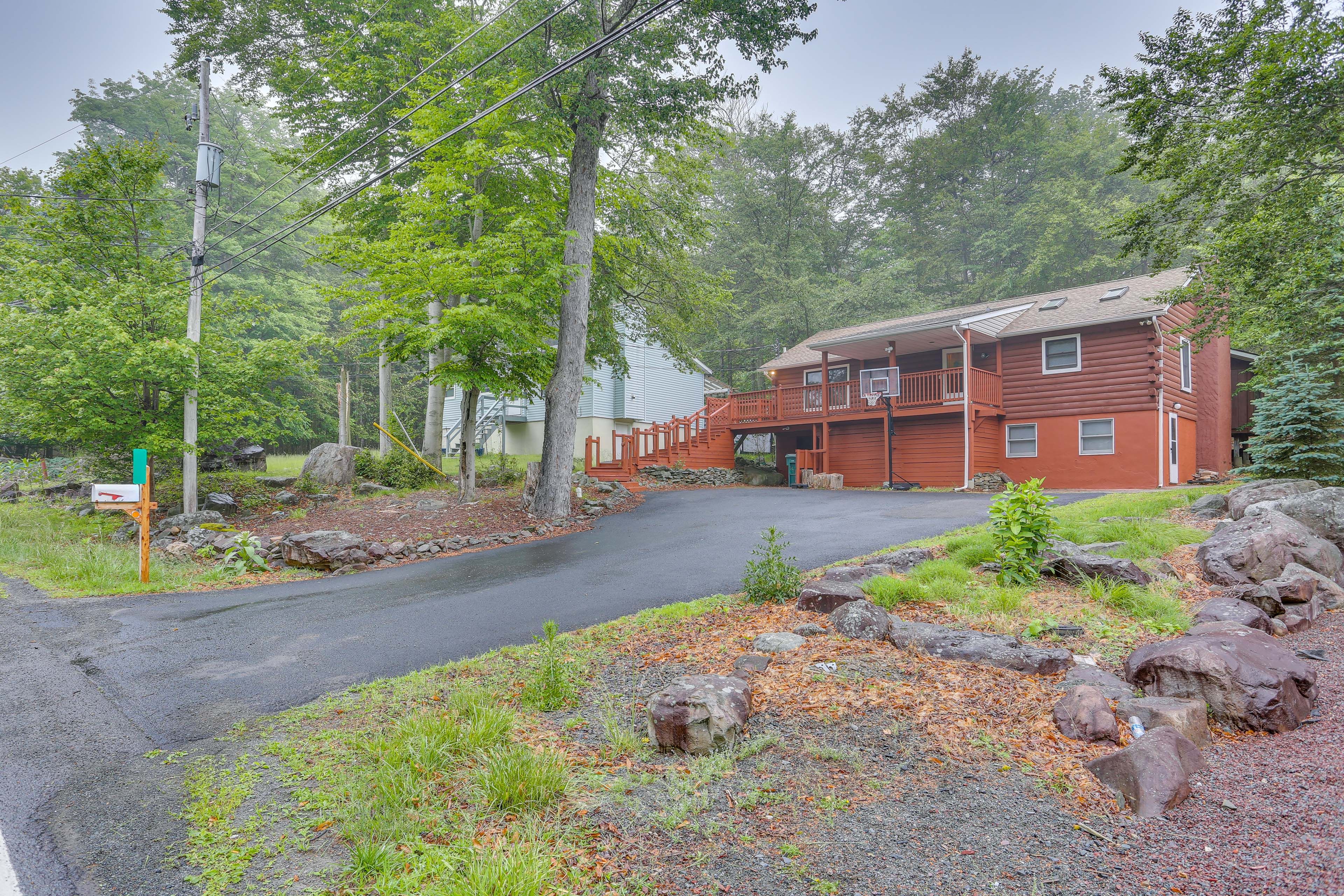 Cabin Exterior | Keyless Entry | ~8 Mi to Tobyhanna State Park