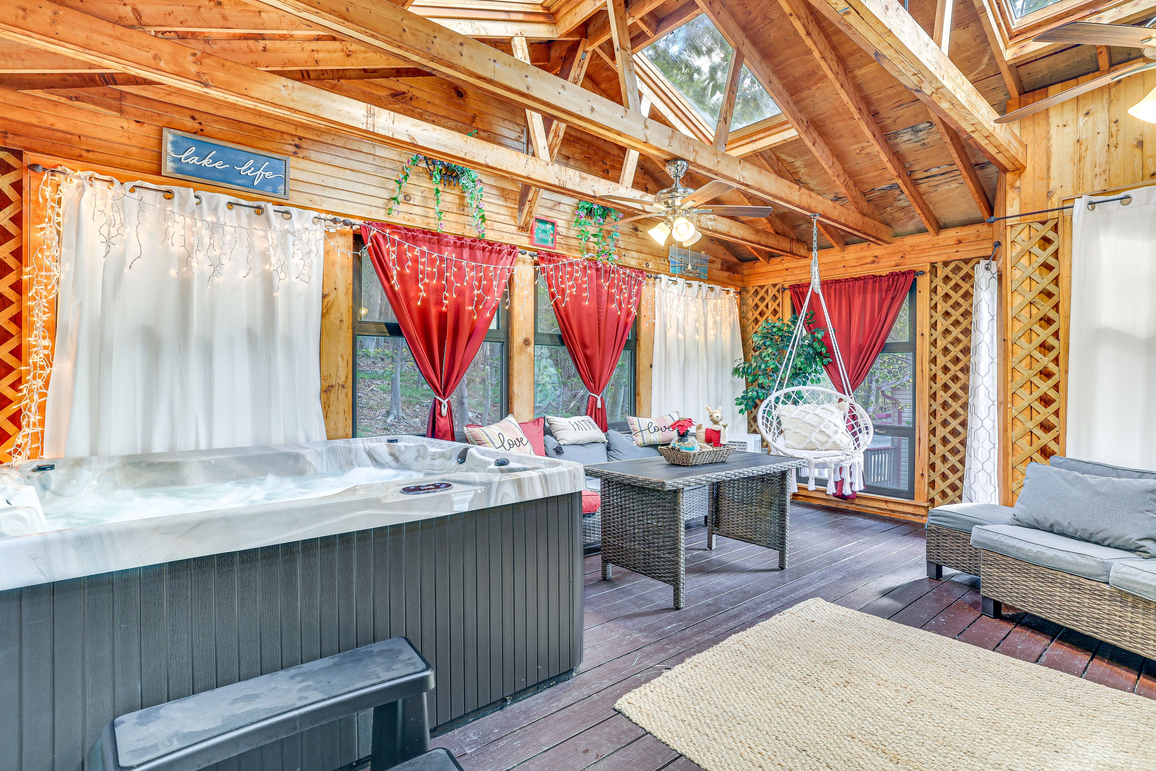 Sunroom | Central Heating | Free WiFi | Hot Tub