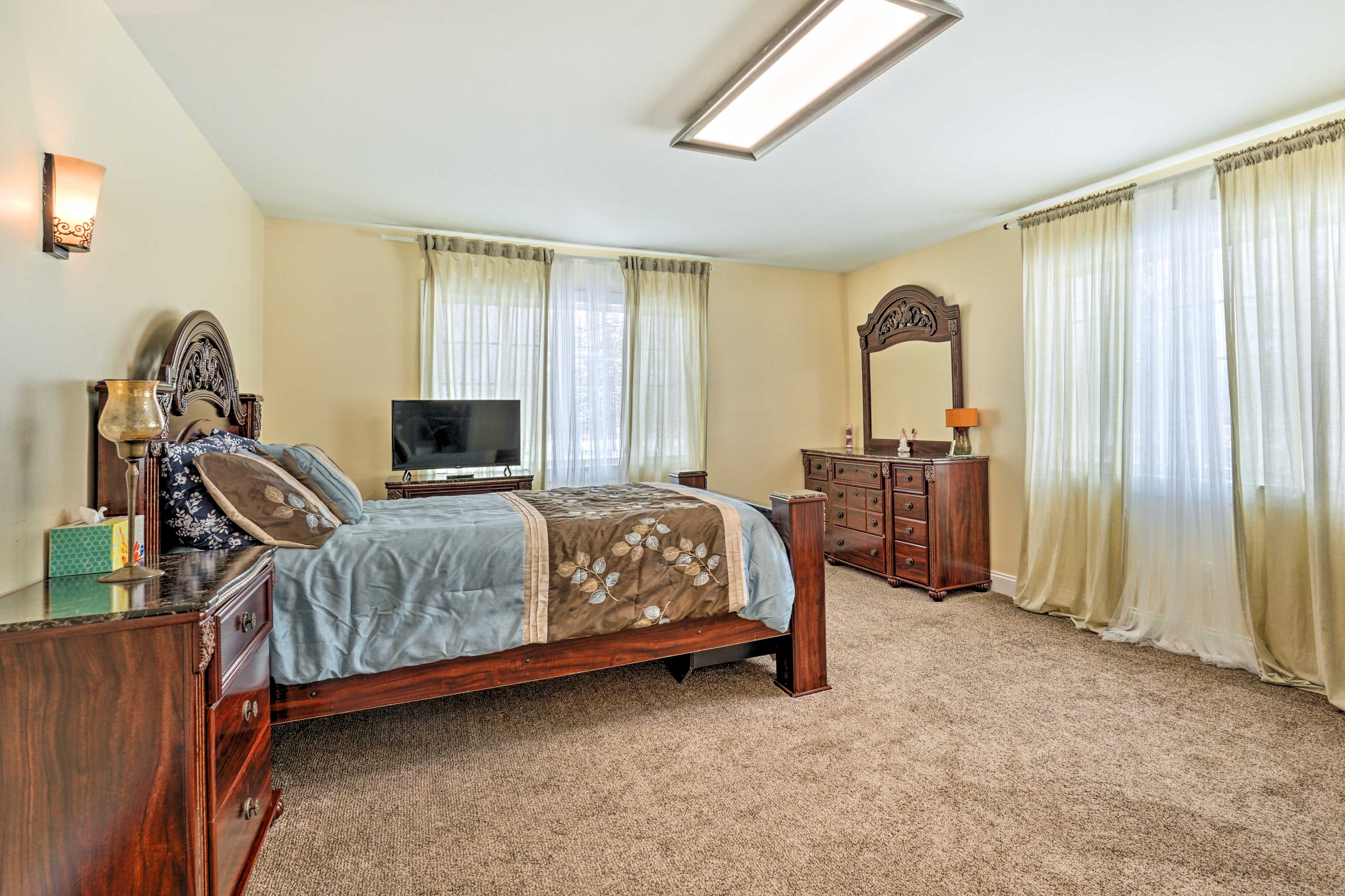 Bedroom 2 | Queen Bed | Smart TV
