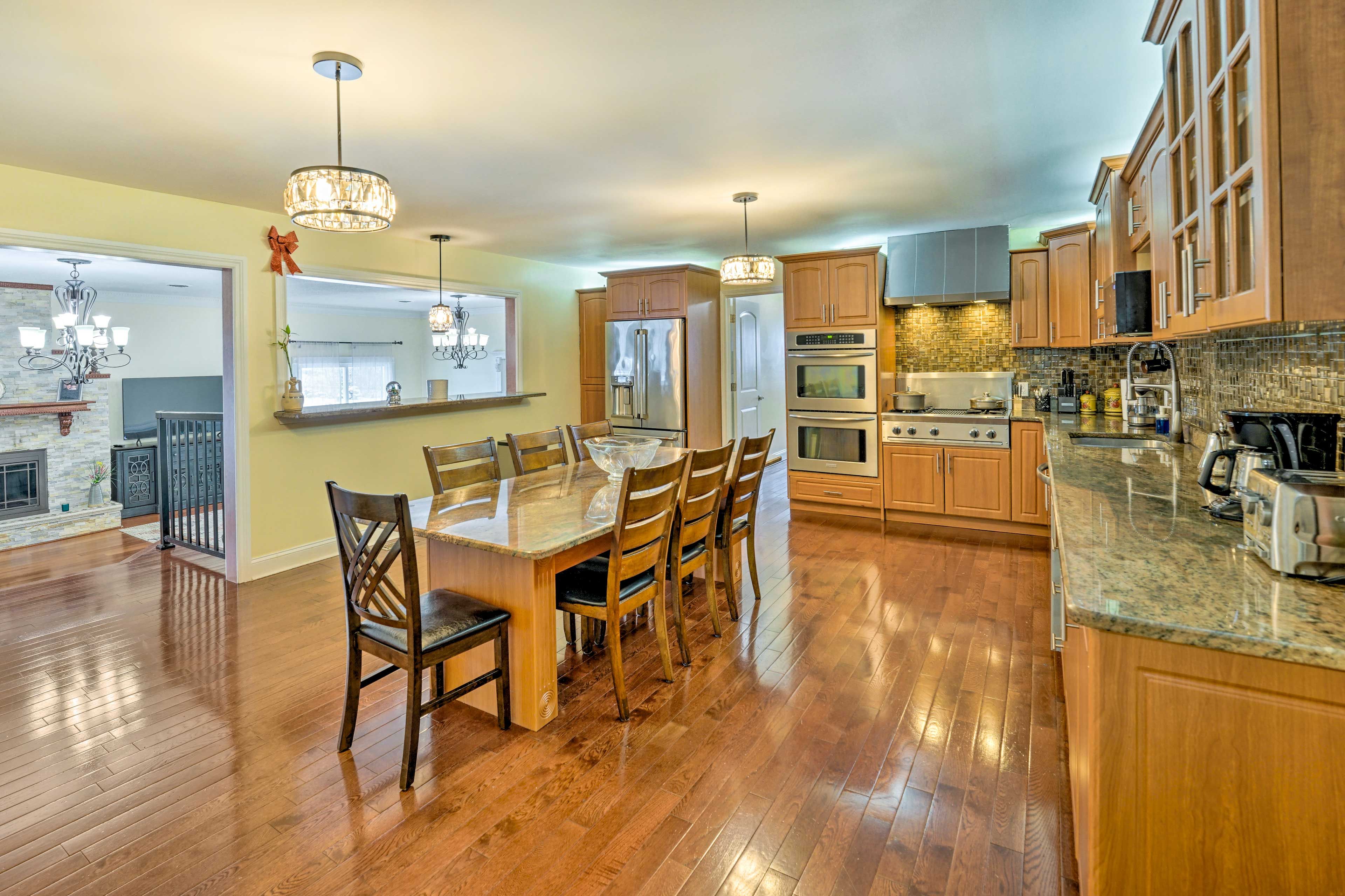 Dining Area | Dishware & Flatware Provided
