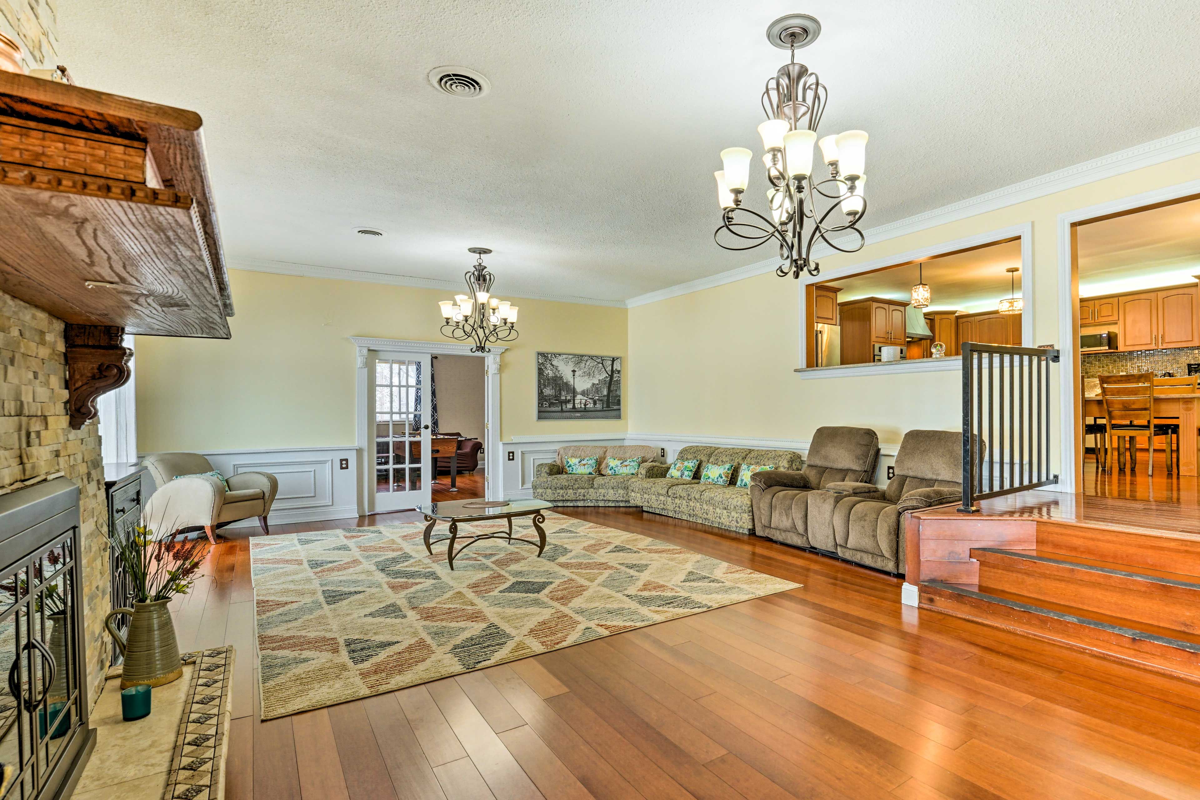 Living Room | Free WiFi | Smart TV | Central A/C | Fireplace | Steps Required