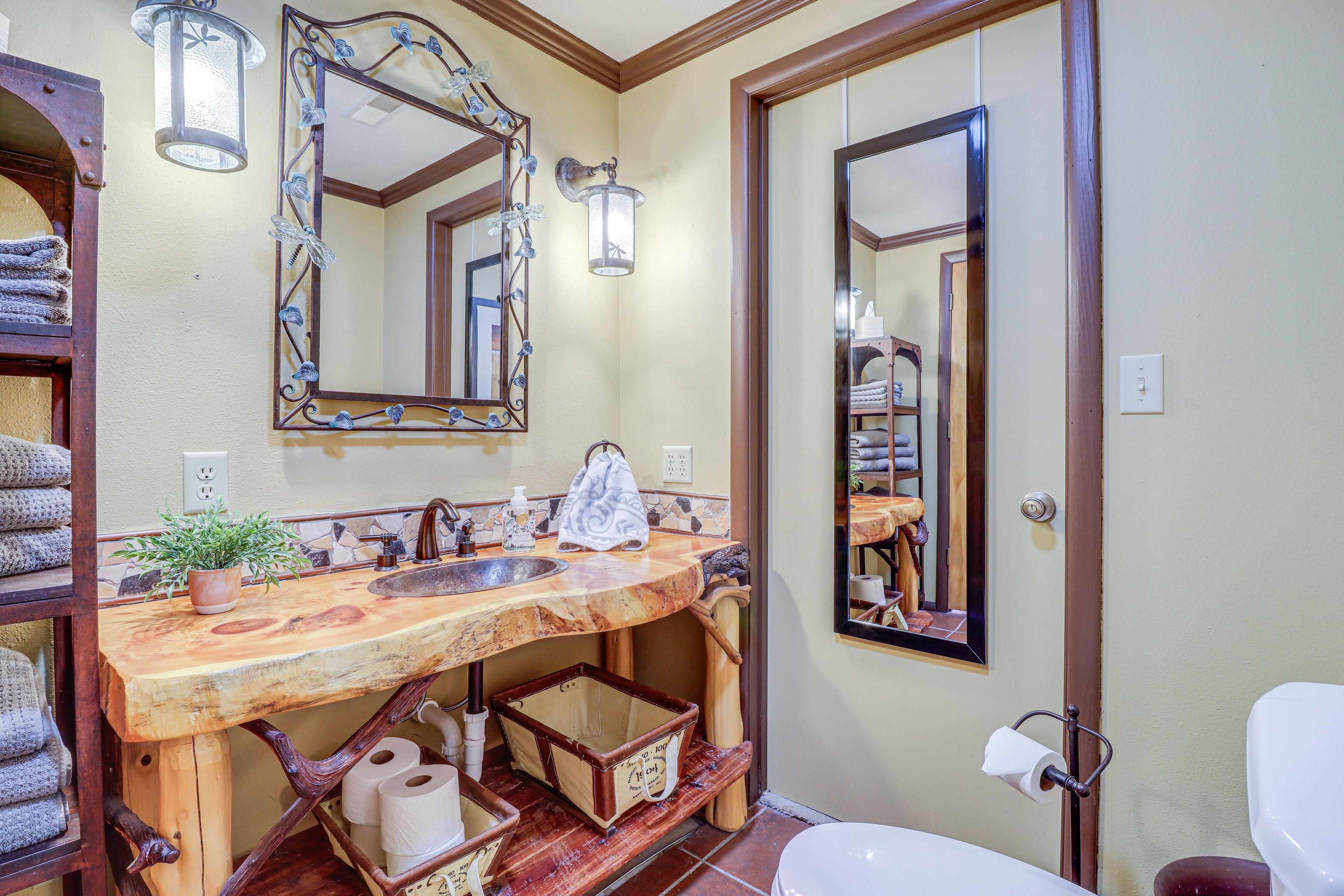 Full Bathroom | Towels Provided | 2nd Floor