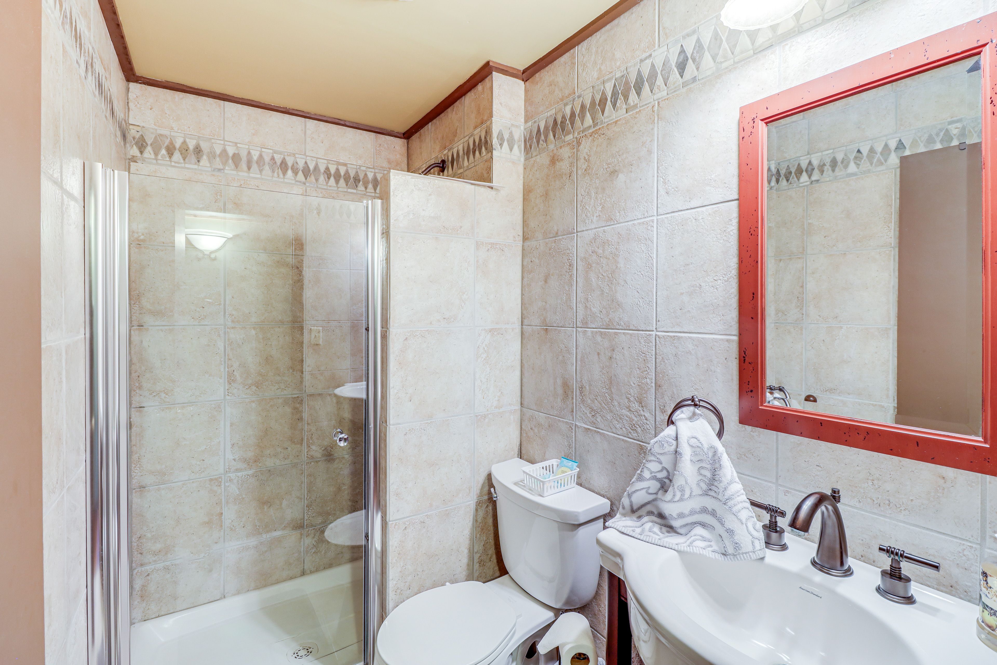 Full Bathroom | Complimentary Toiletries | 2nd Floor