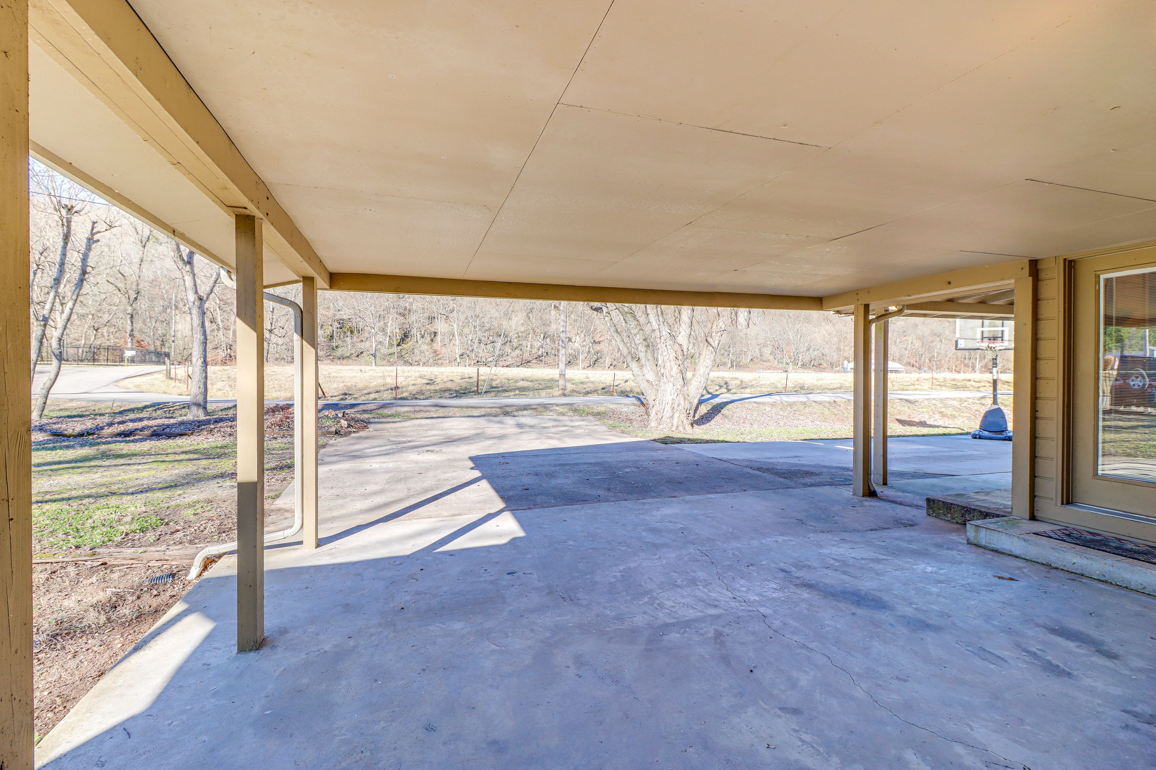 Parking | Carport (1 Vehicle) | Driveway (3 Vehicles)