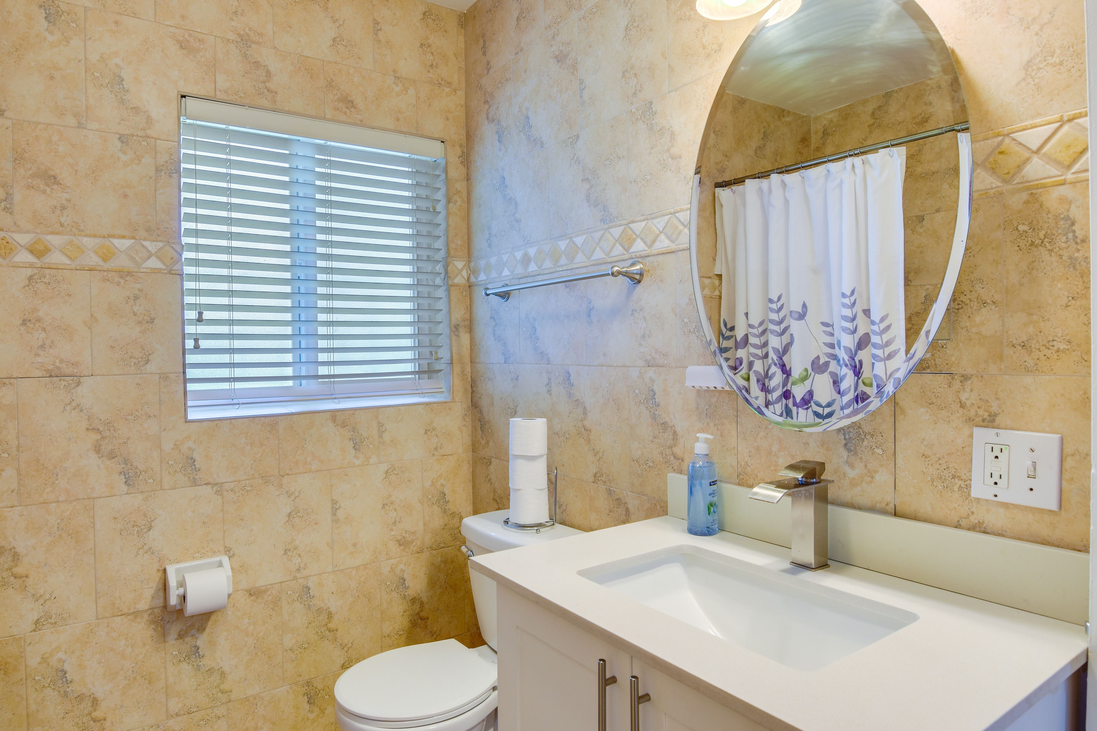 Full Bathroom | Towels Provided | Complimentary Toiletries