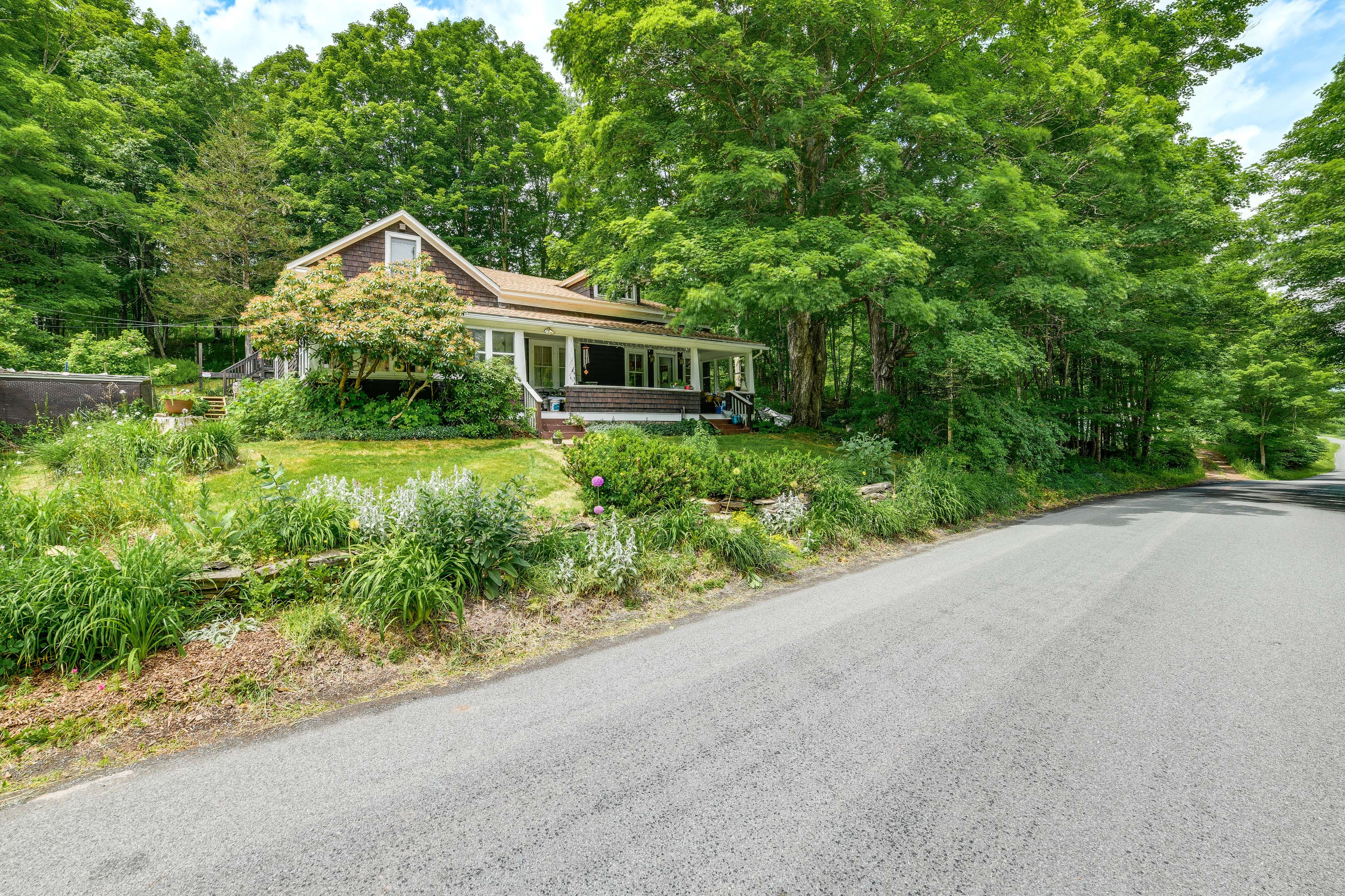 Property Exterior | Driveway Parking (1 Vehicle)