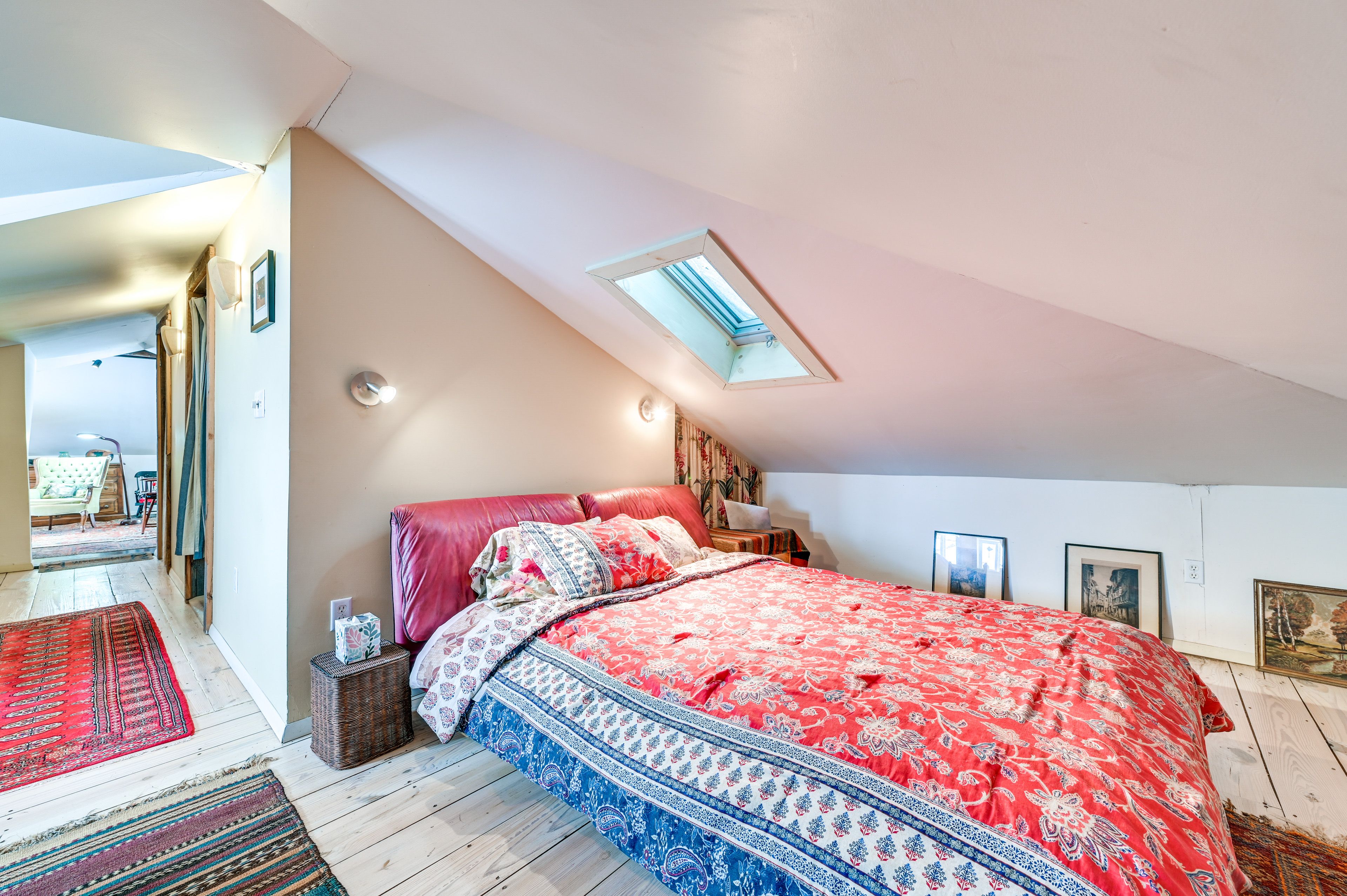 Studio | Queen Bed | Smart TV w/ Cable | Books