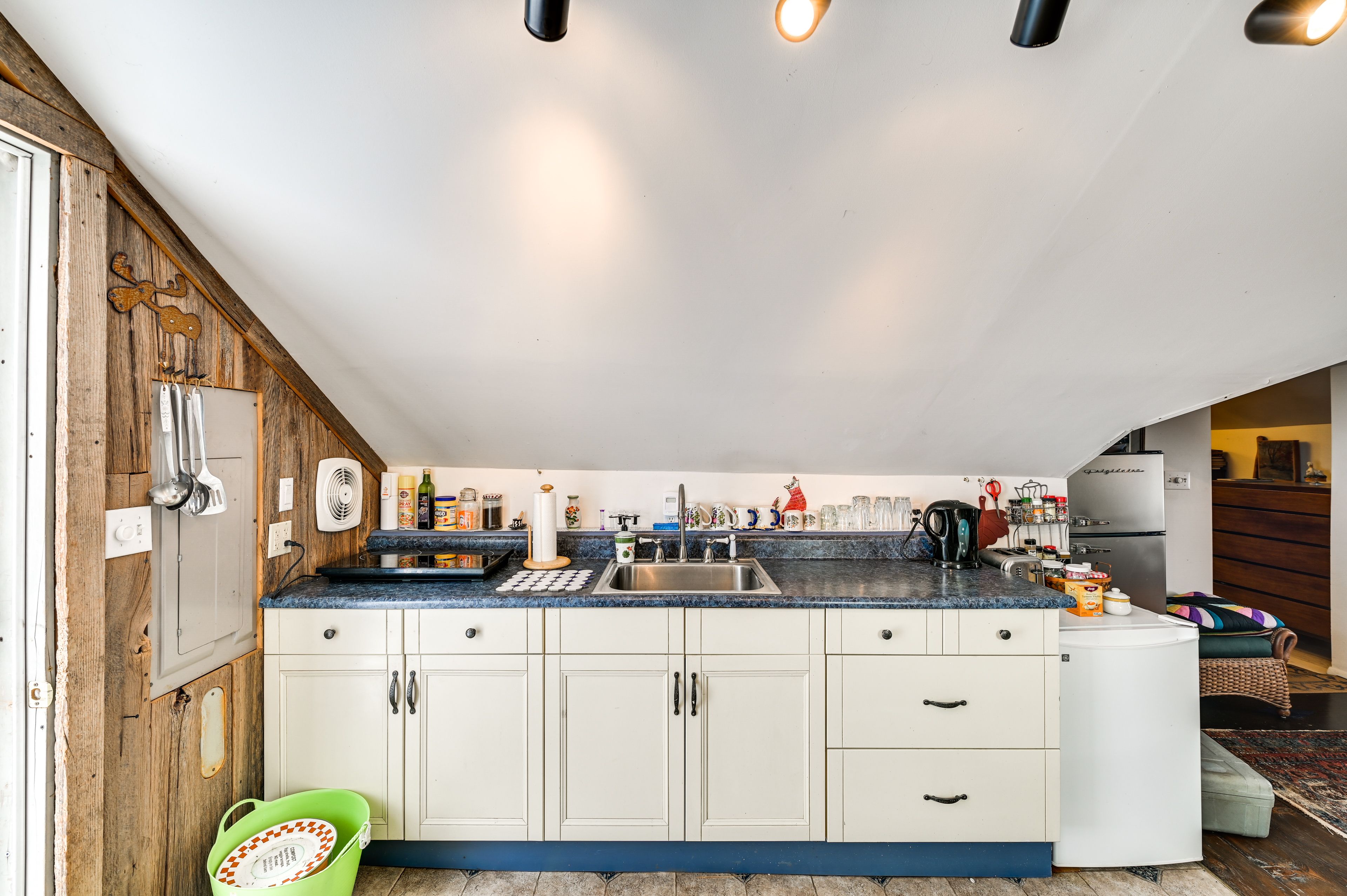 Kitchenette | Sink | Toaster Oven