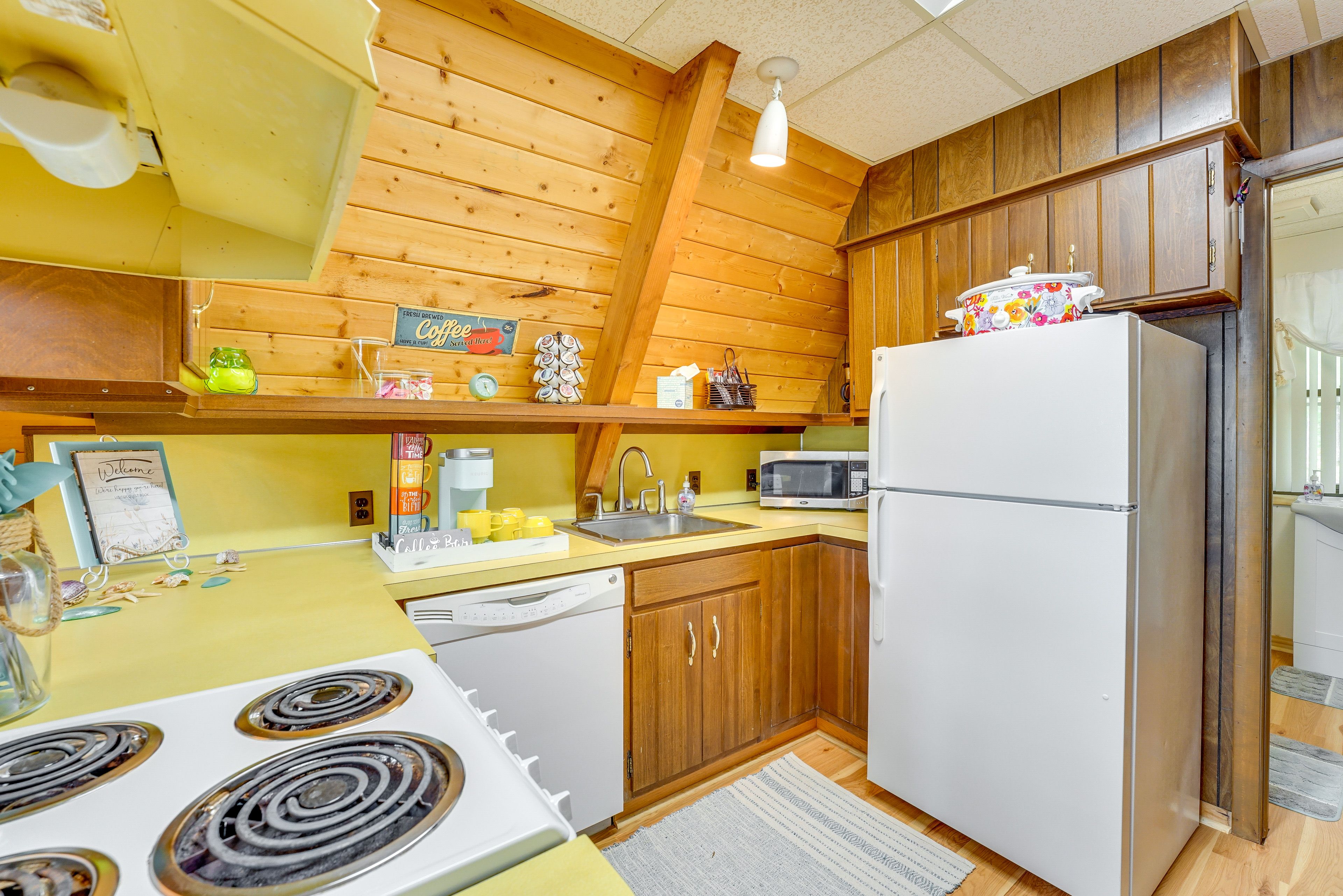 Kitchen | 1st Floor | Dishware & Flatware | Keurig Coffee Maker