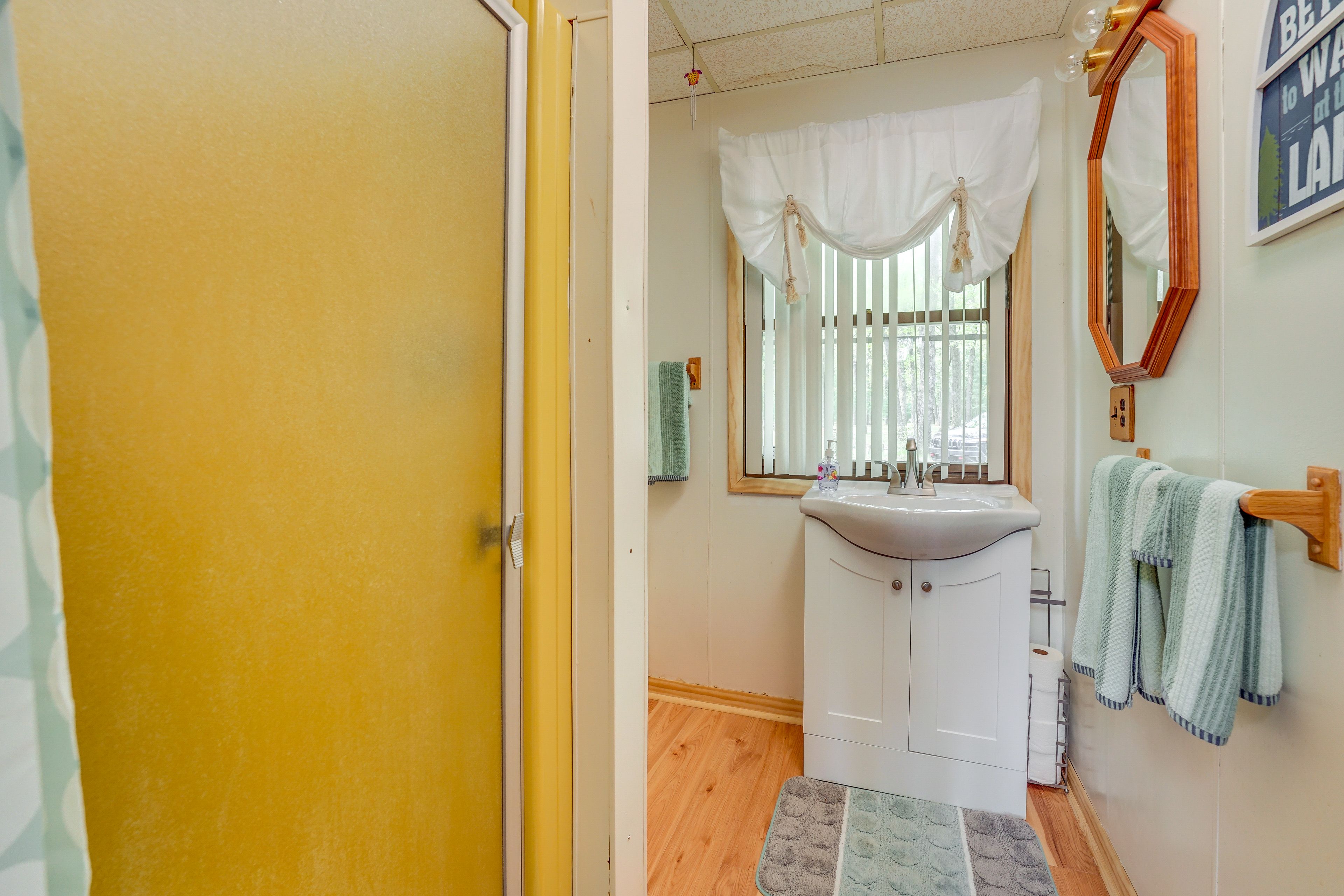Full Bathroom | 1st Floor | Towels Provided | Hair Dryer