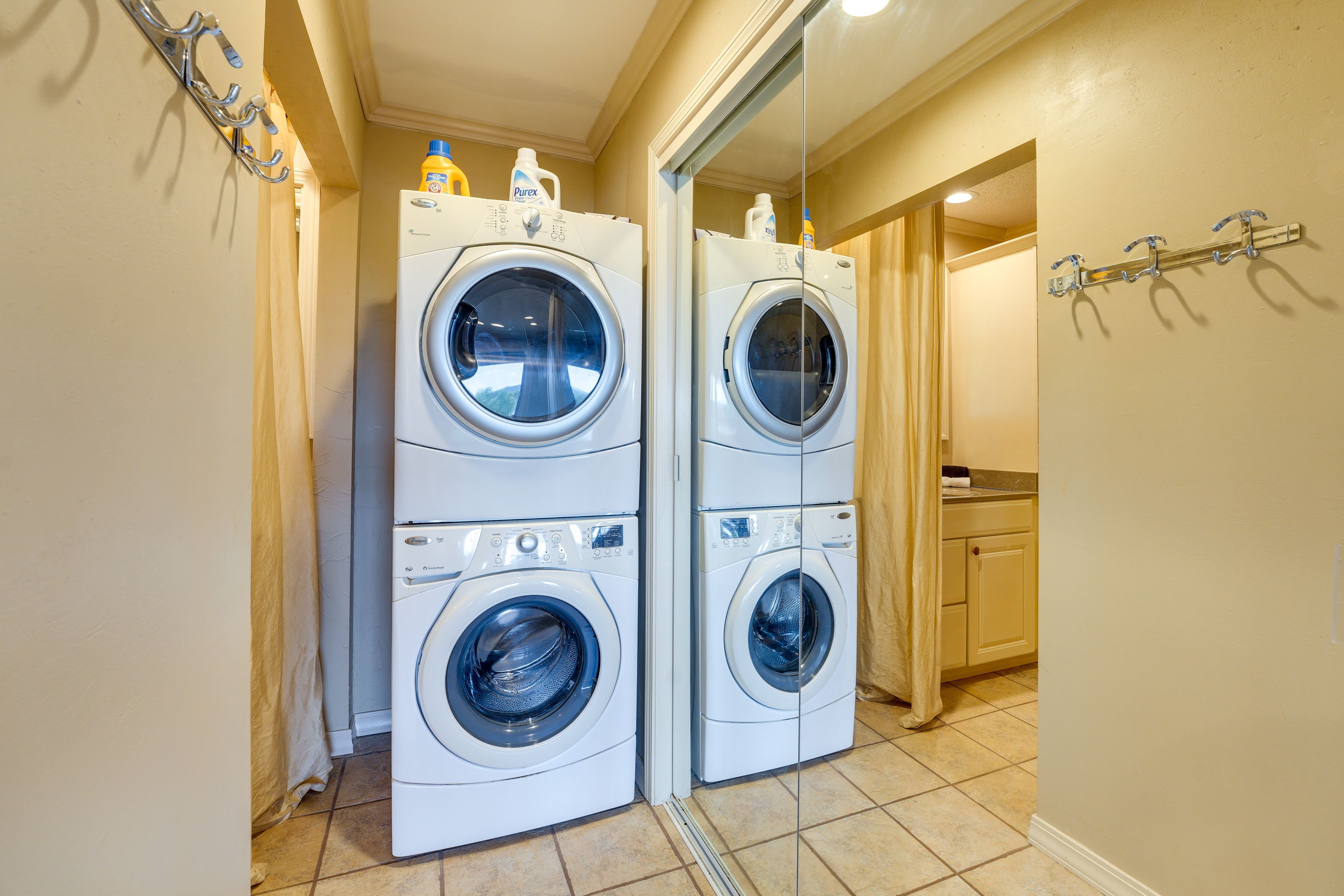 En-Suite Bathroom | Washer & Dryer | Towels Provided | Complimentary Toiletries