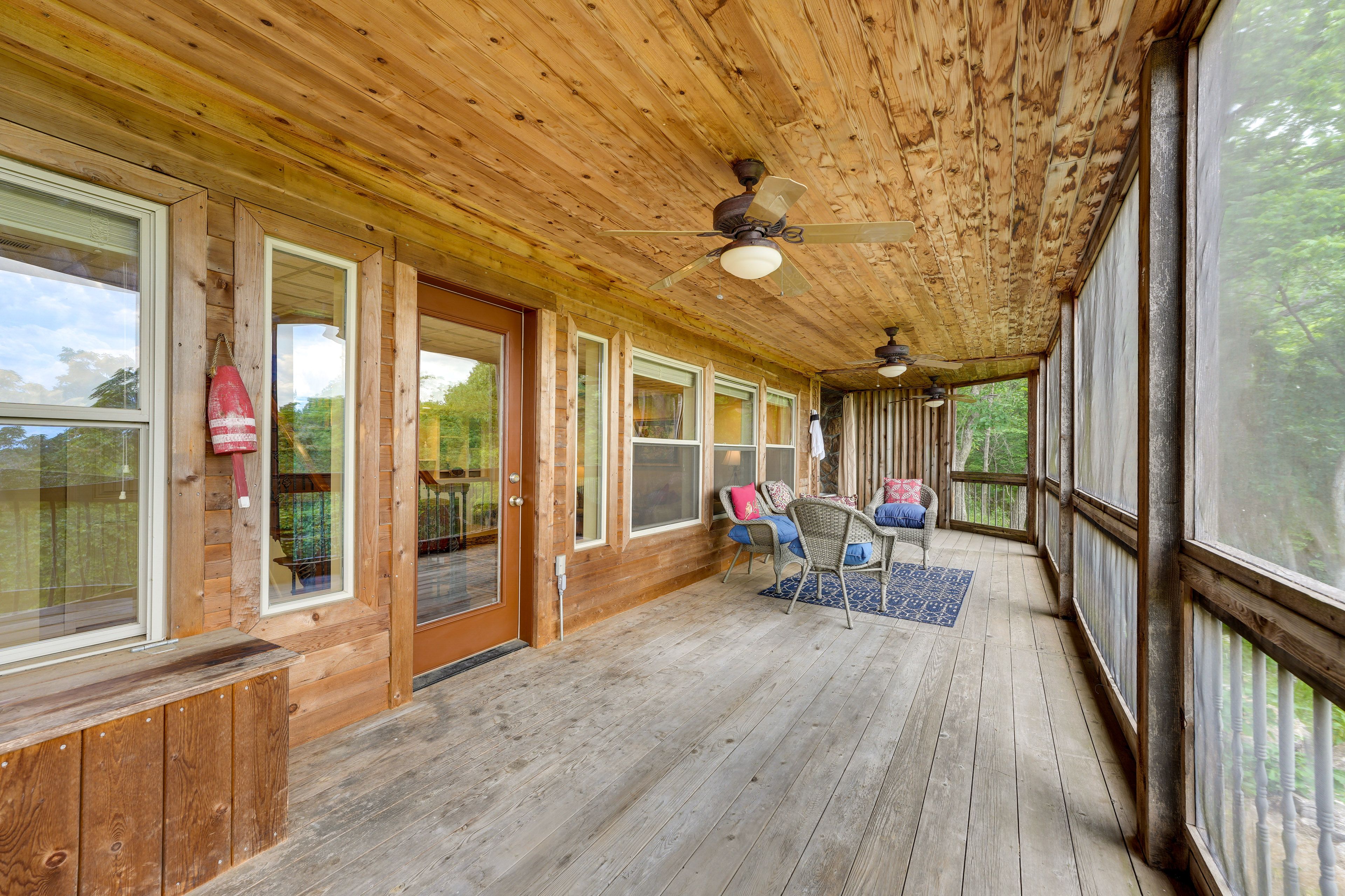 Lower Screened Deck | Outdoor Jetted Tub & Shower