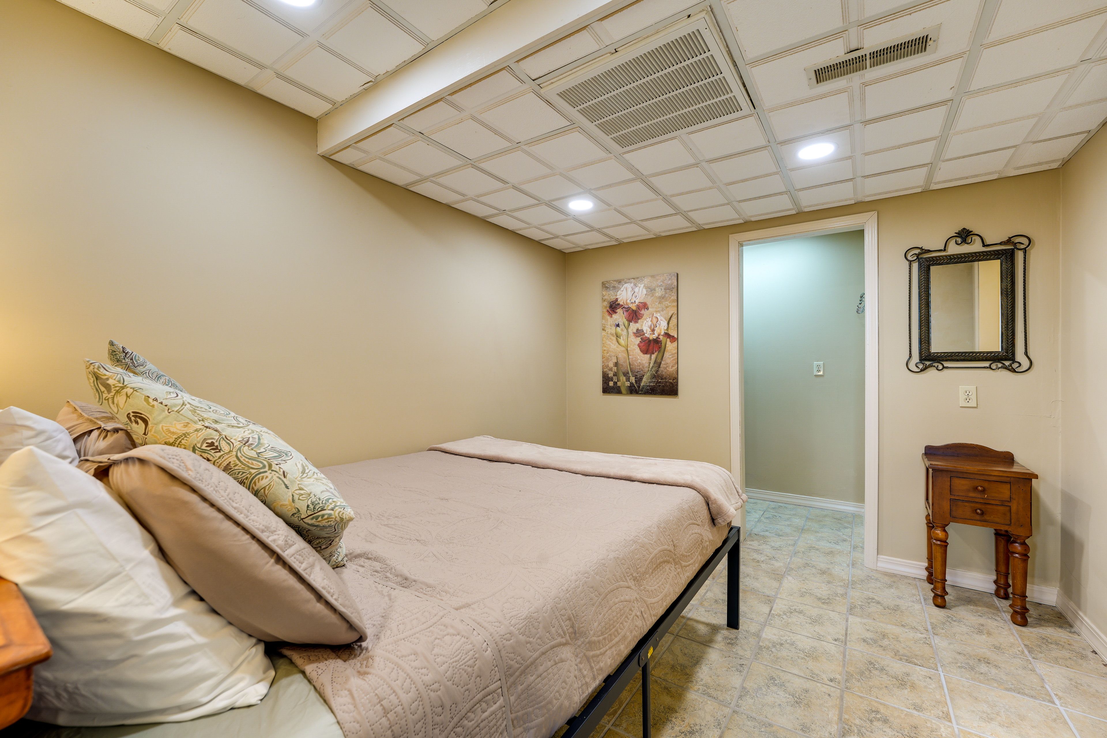 Bedroom 2 | Basement | Queen Bed