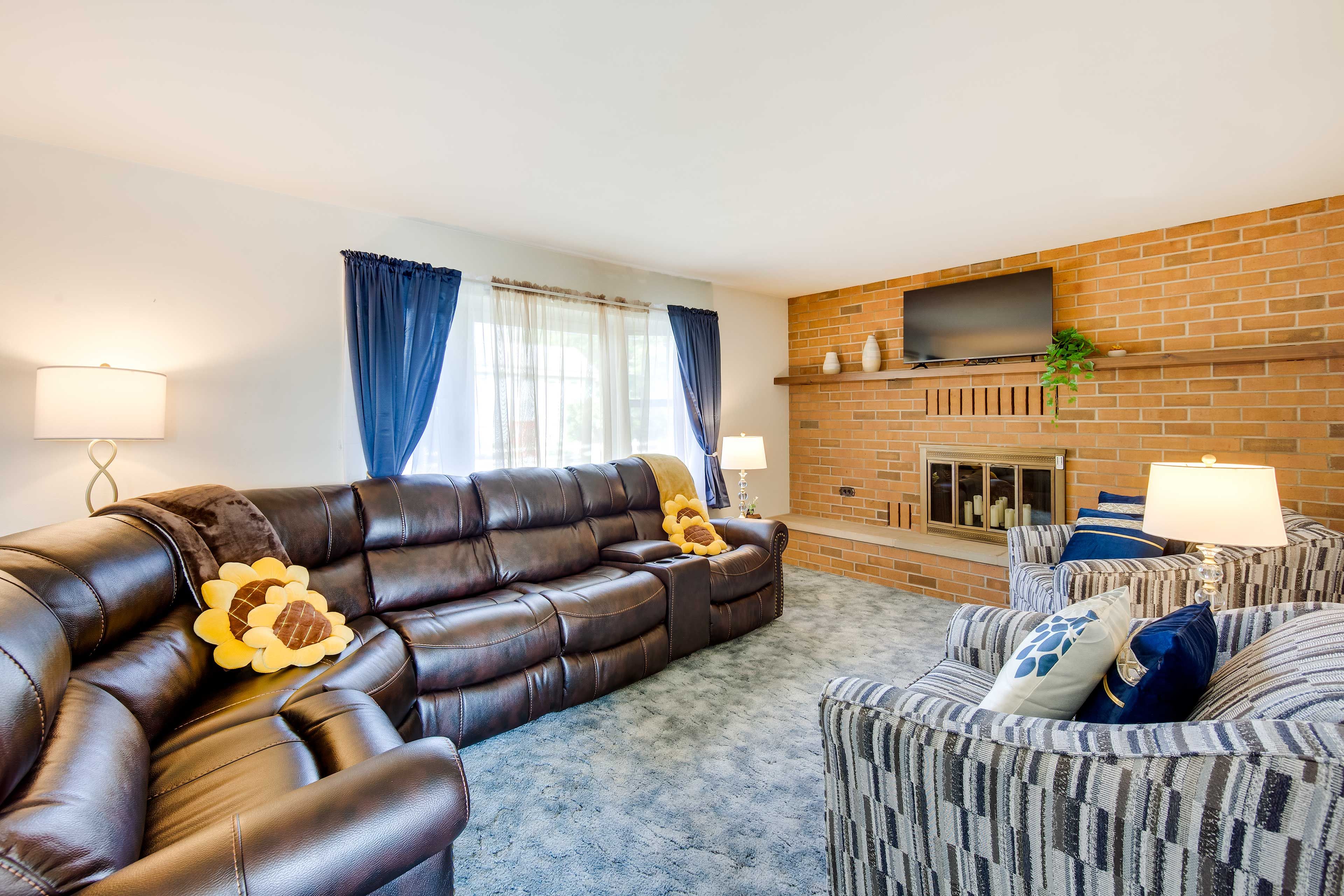 Living Room | Smart TV w/ Cable | Decorative Fireplace | Central Heating & A/C
