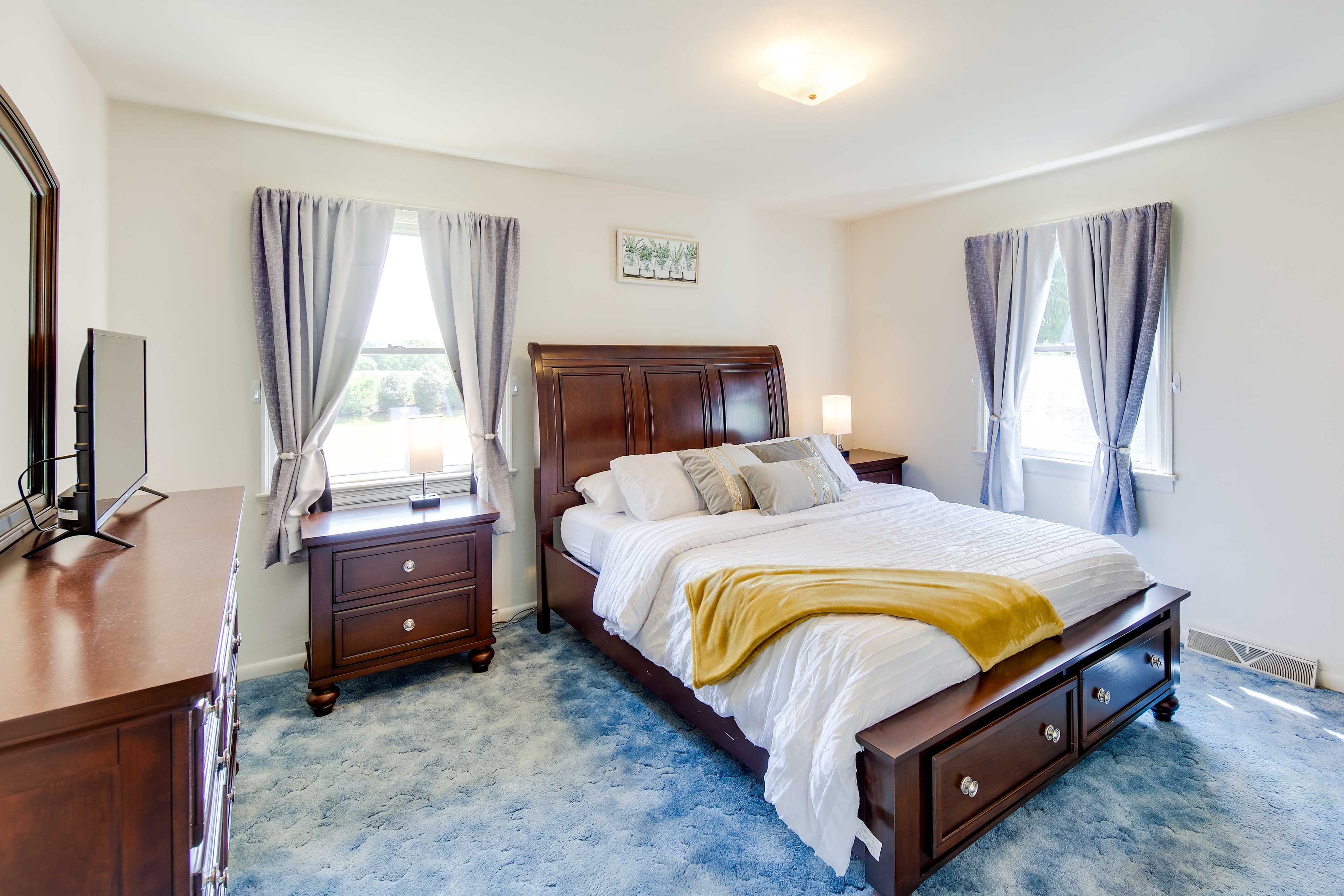 Bedroom 1 | Queen Bed | Pack 'n Play | Smart TV w/ Cable