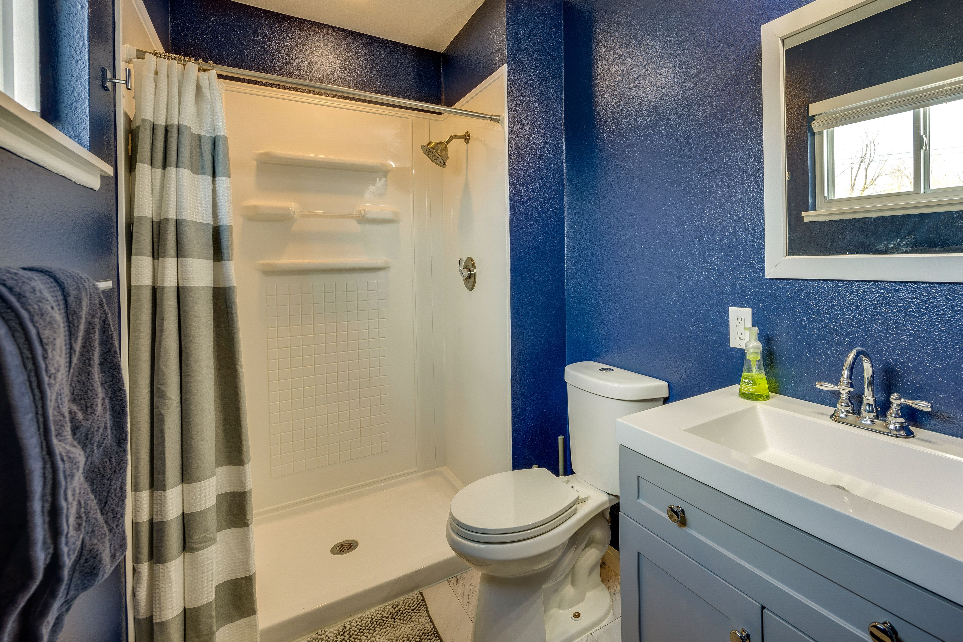 Full Bathroom | Towels Provided