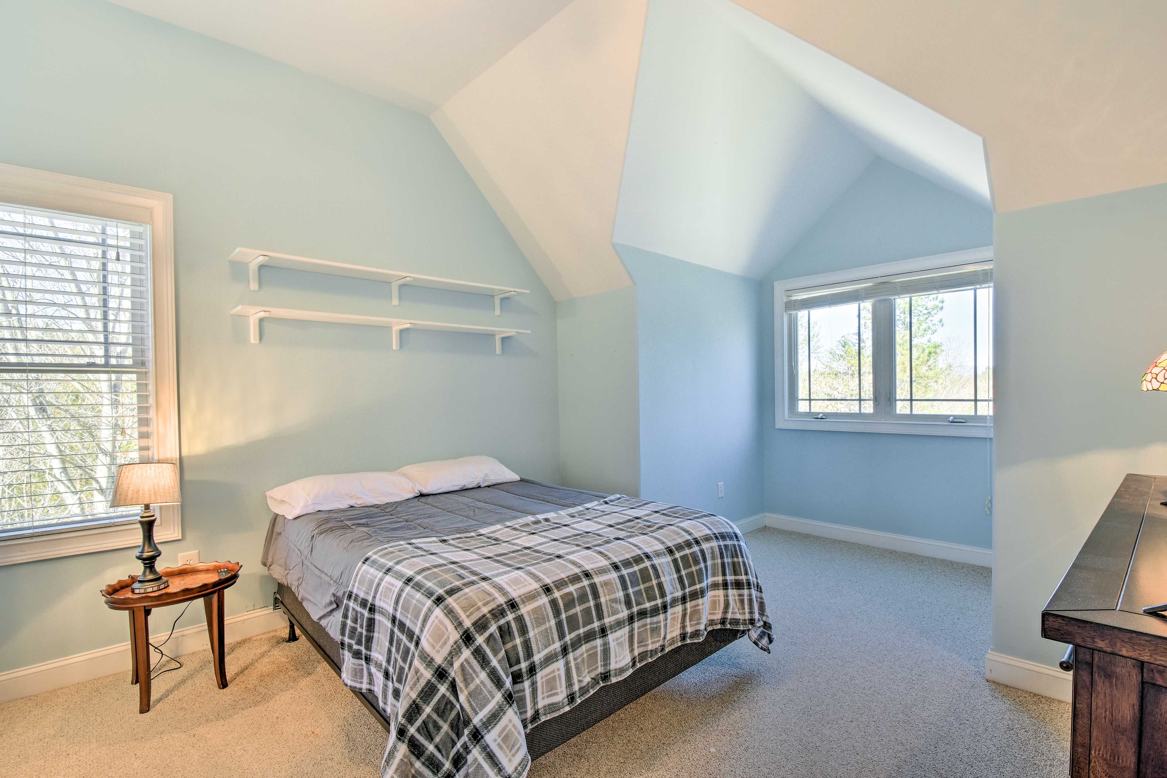 Bedroom 2 | Queen Bed
