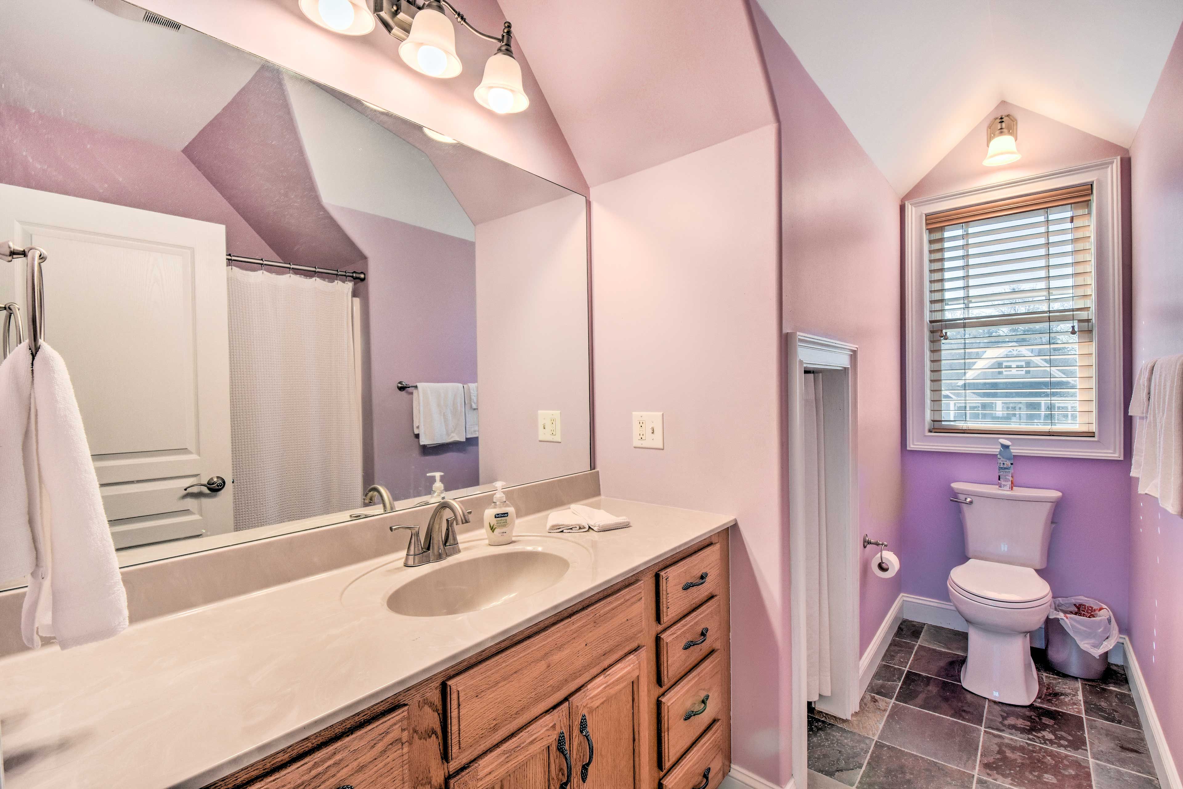En-Suite Bathroom | Complimentary Toiletries | Hair Dryer