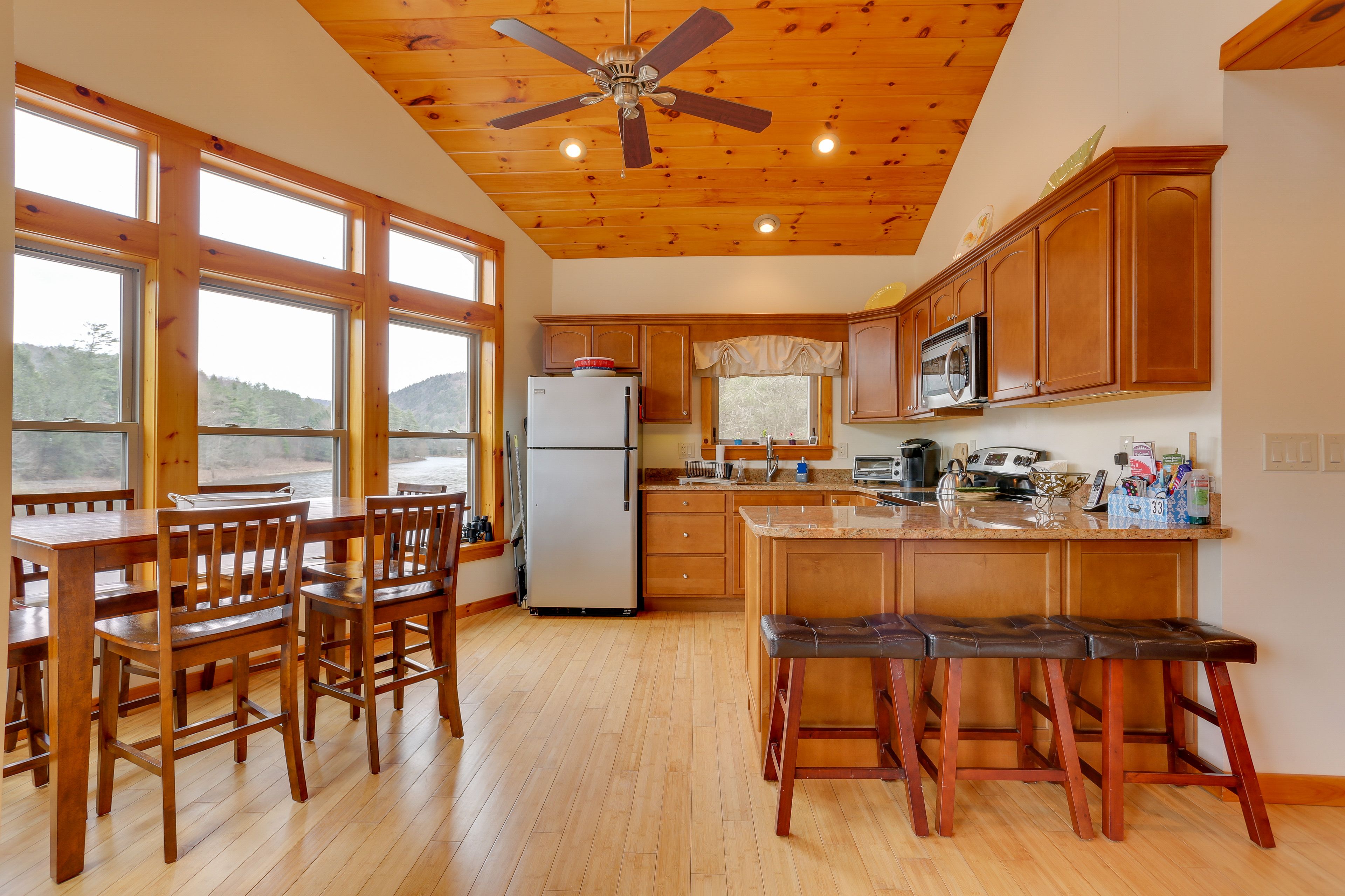 Kitchen | Trash Bags & Paper Towels Provided | Central Heat