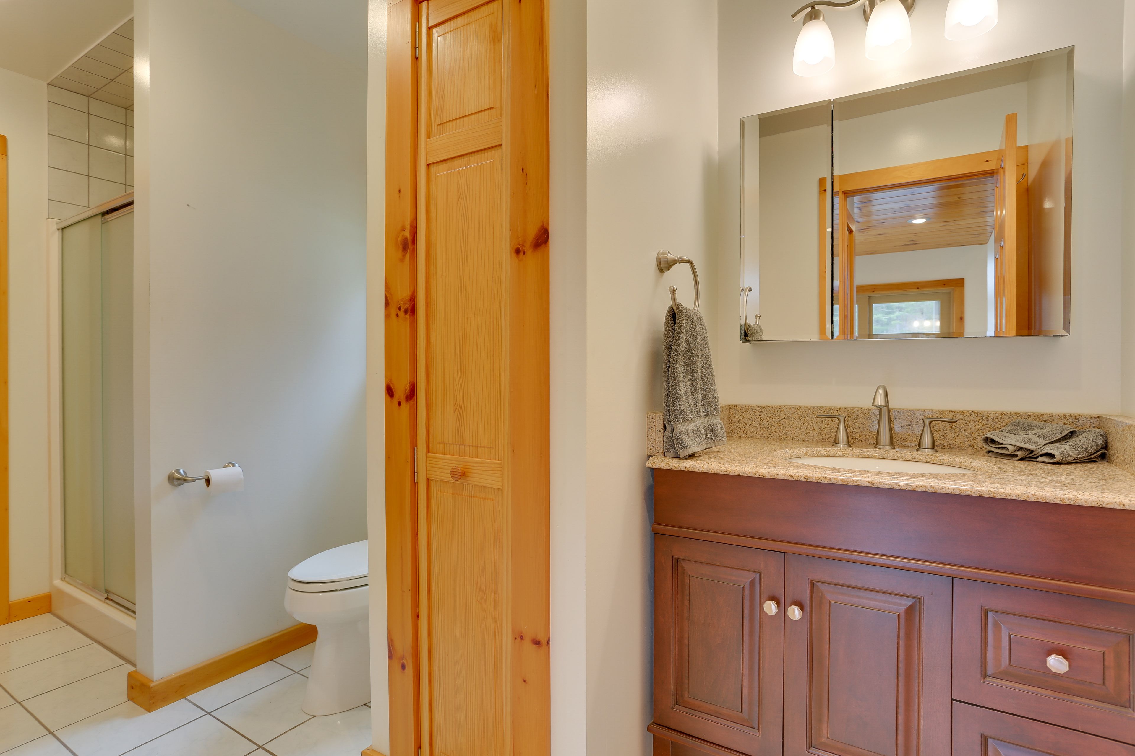 Full Bathroom | Complimentary Toiletries | Hair Dryer