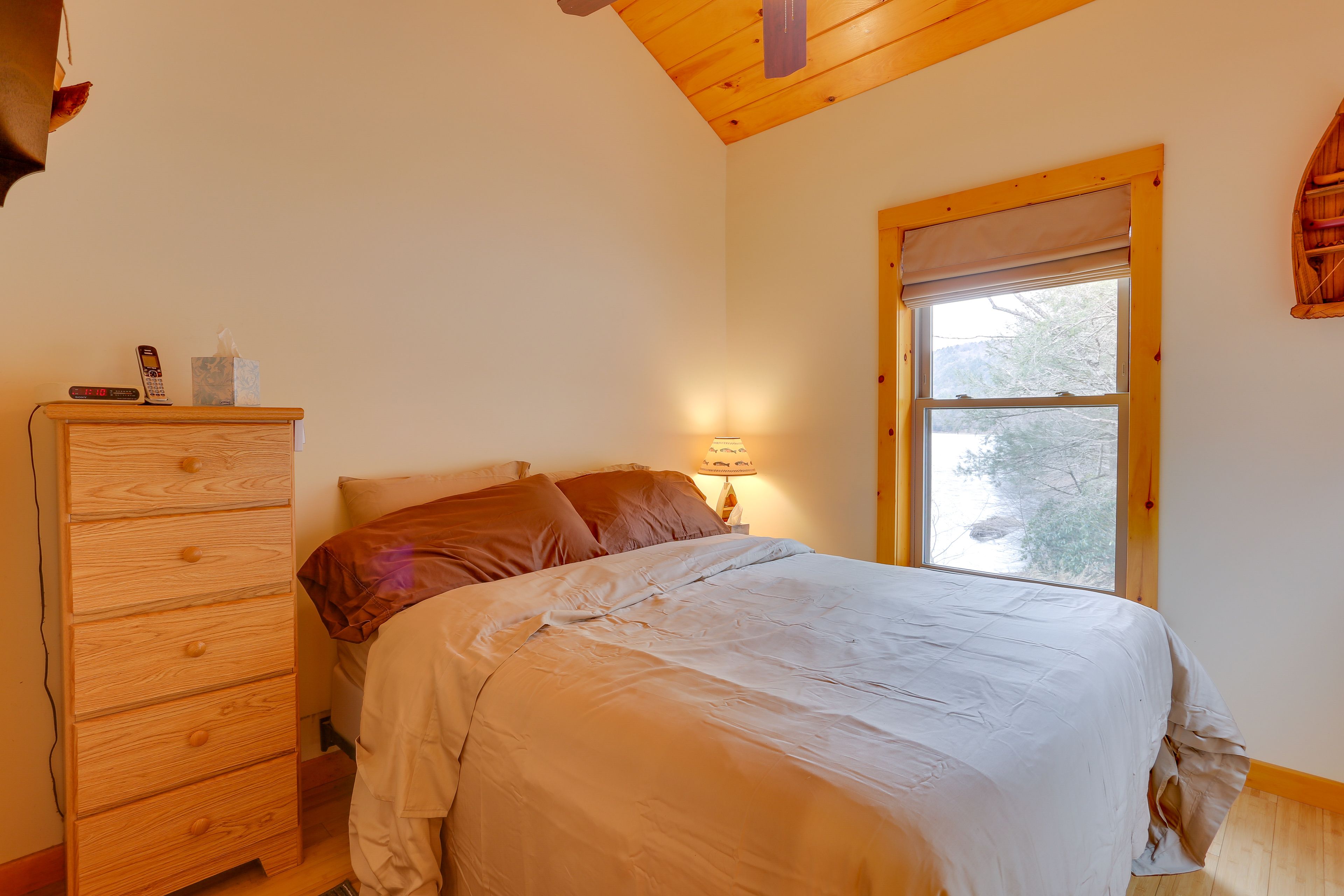 Bedroom 1 | Queen Bed