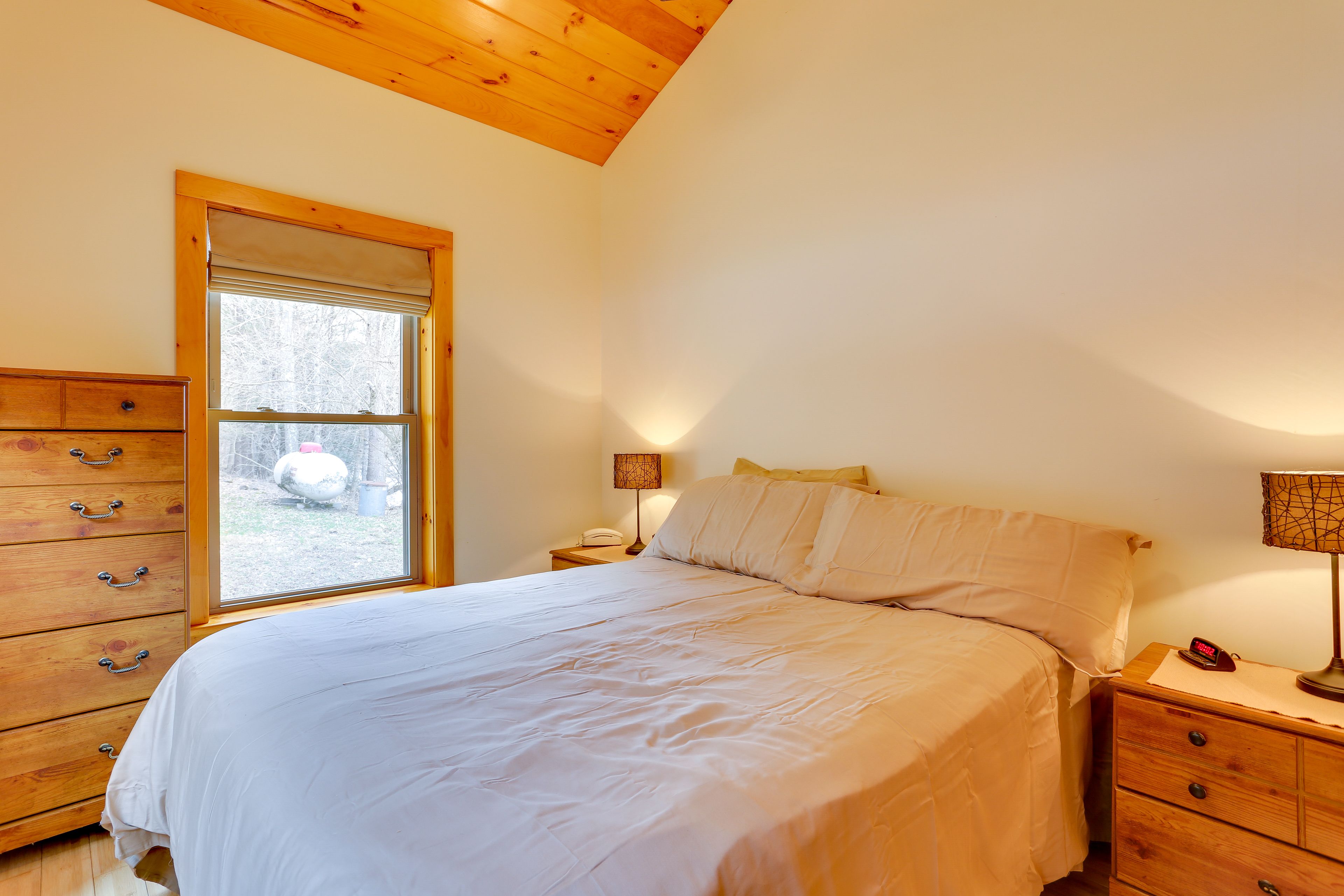 Bedroom 2 | Queen Bed