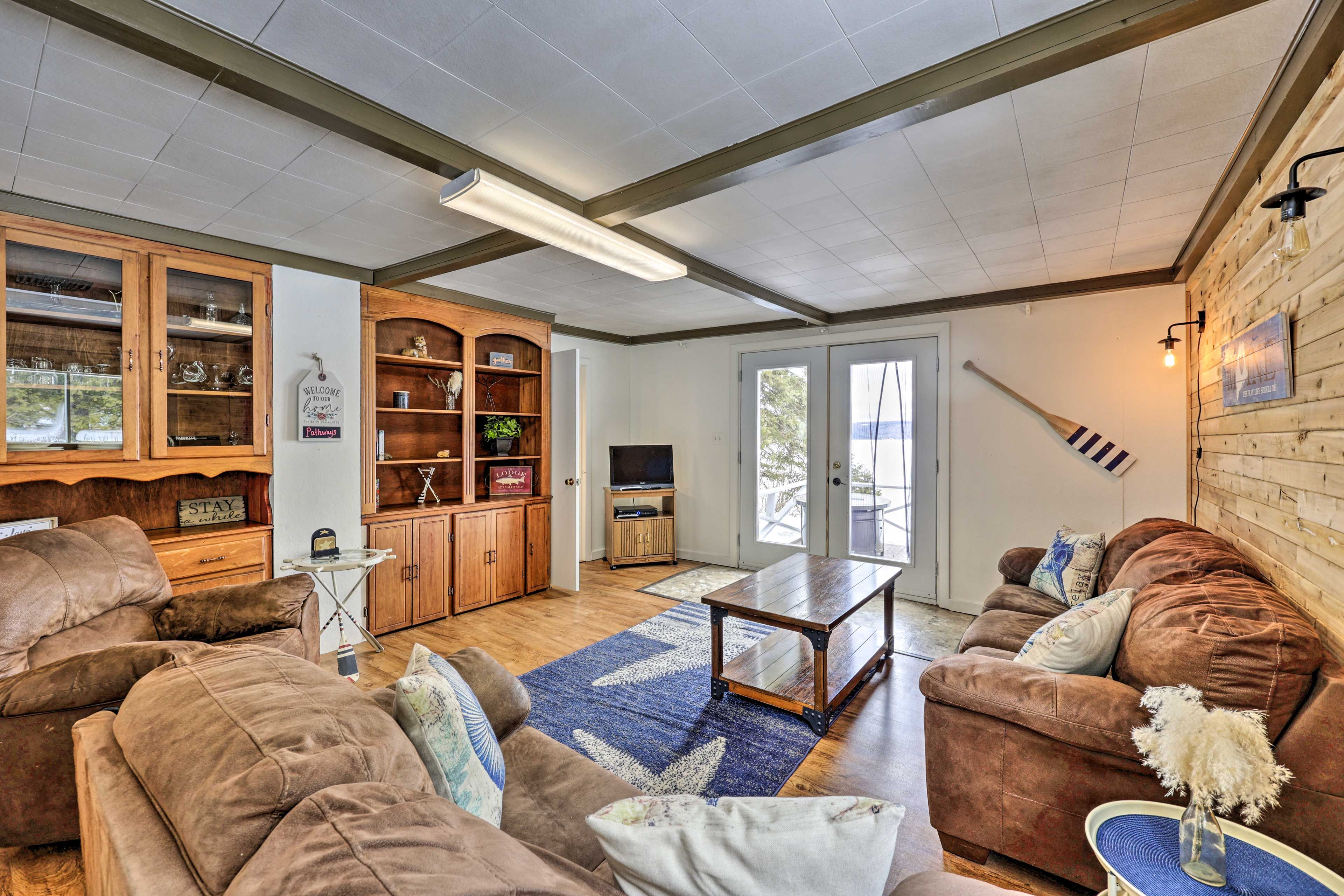 Living Room | Board Games & Books | Central Heating & A/C | Free WiFi
