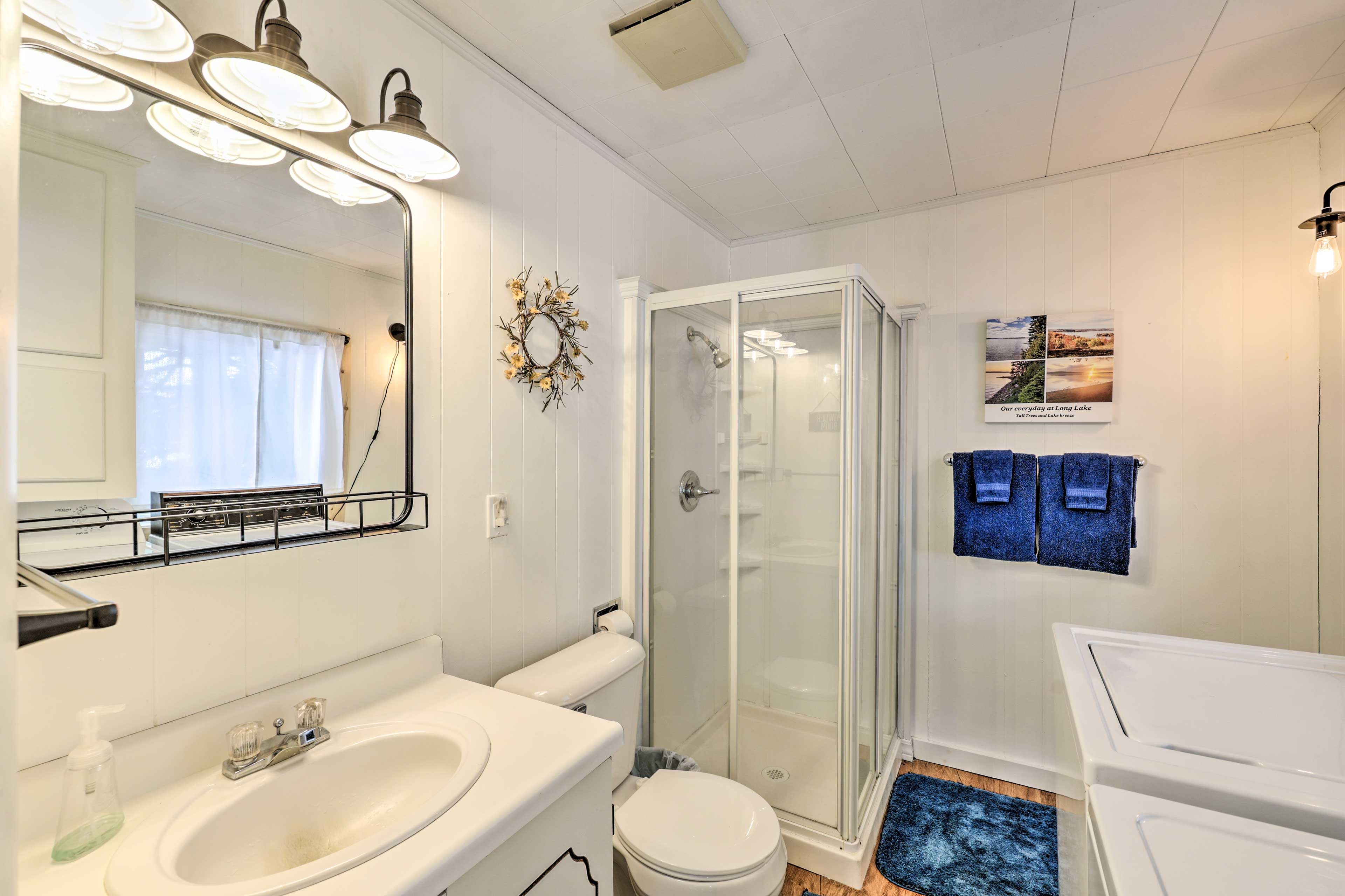 Full Bath | Washer & Dryer | Complimentary Toiletries | Hair Dryer