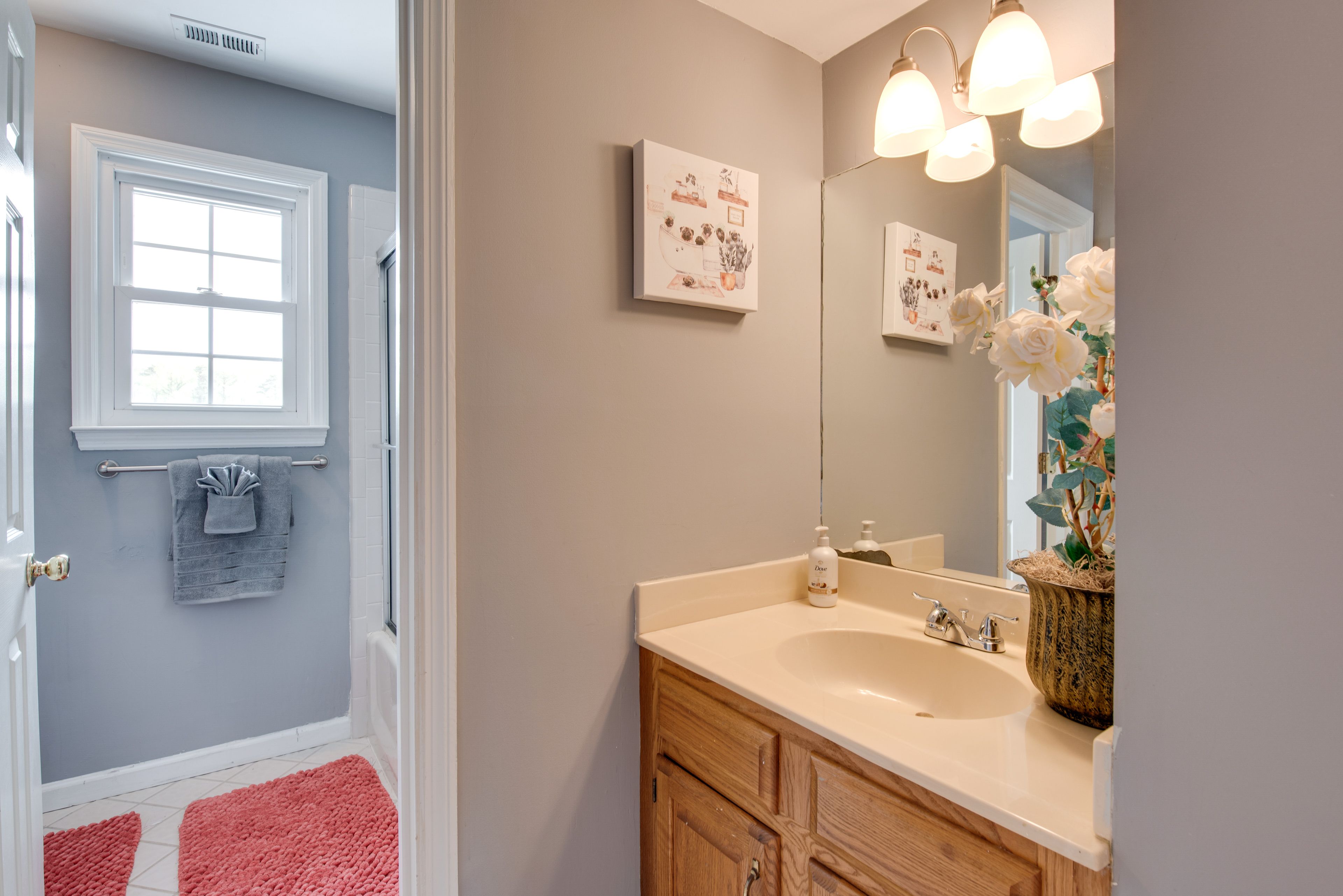 Full Bathroom | 2nd Floor | Towels Provided