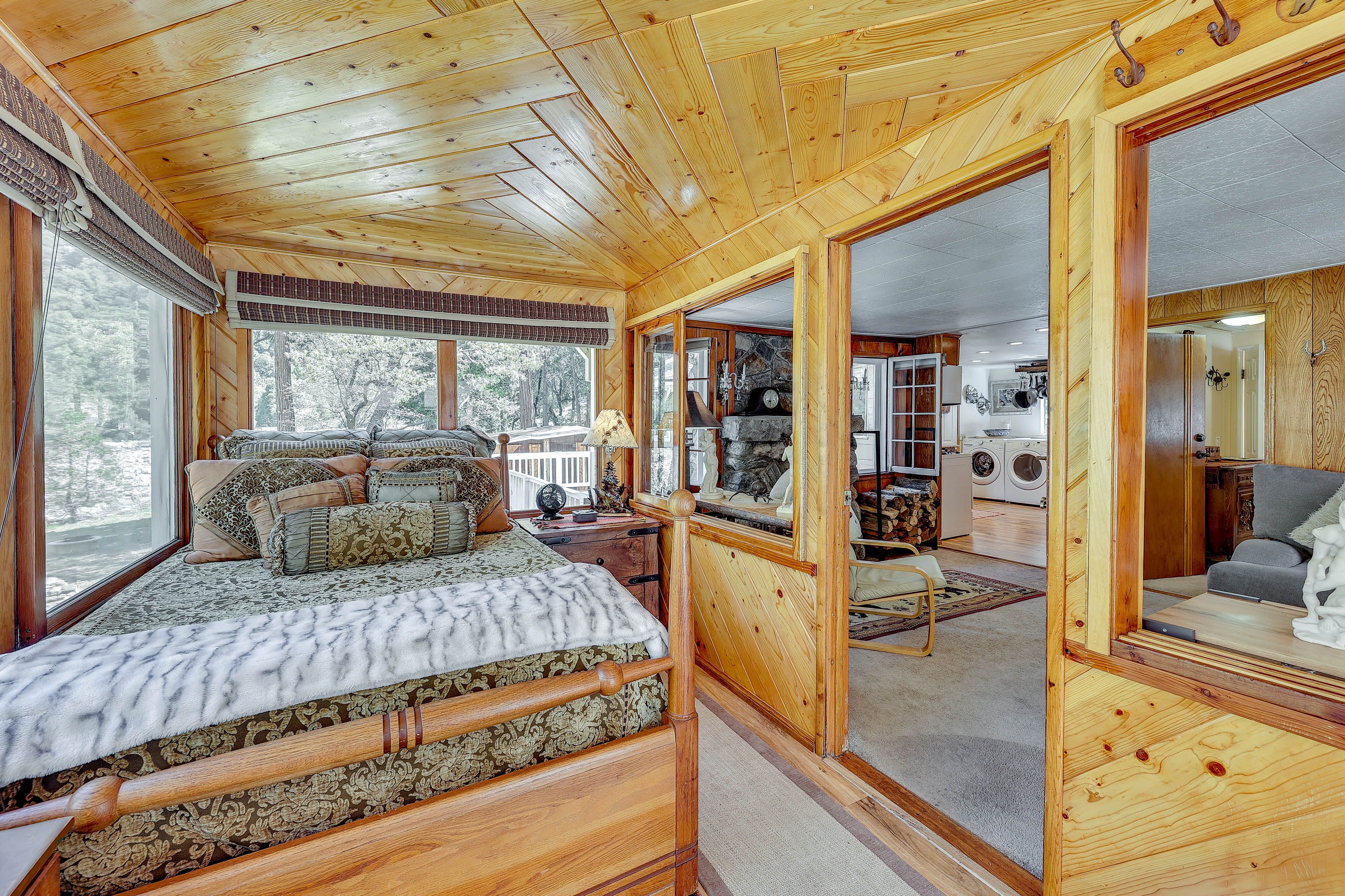 Sunroom | Queen Bed